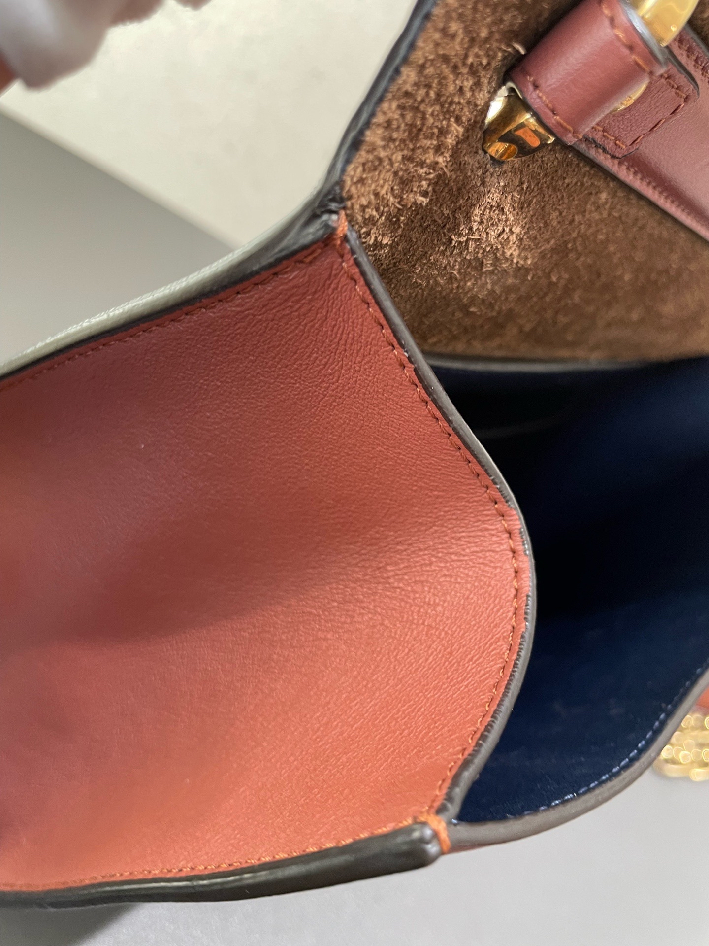 【預訂貨品】Fendi 豆沙色油蠟皮復古郵差包