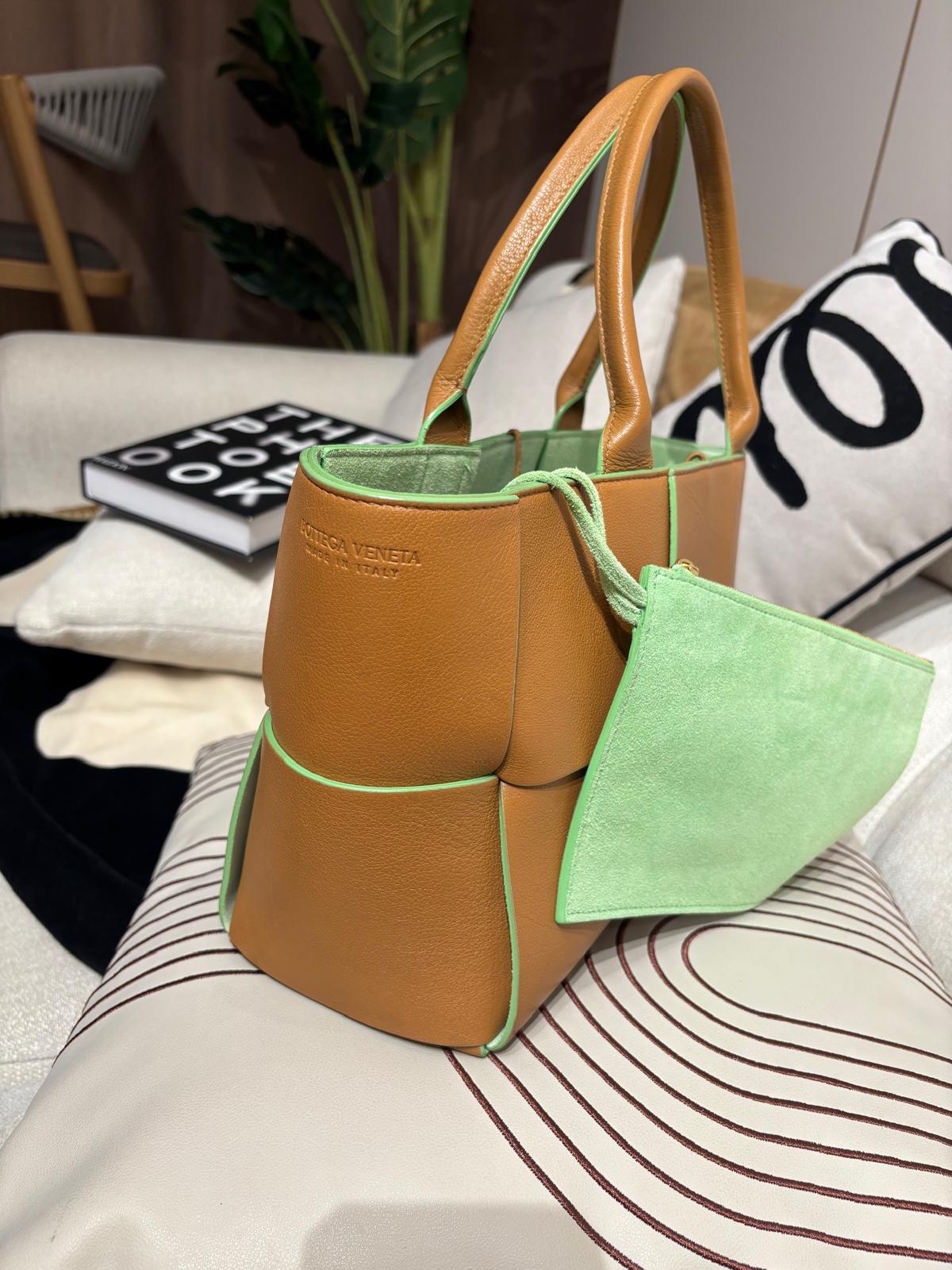 Bottega Veneta BV Small Arco Tote Bag 100%Authentic, 98%new ✅Pouch✅Dust bag