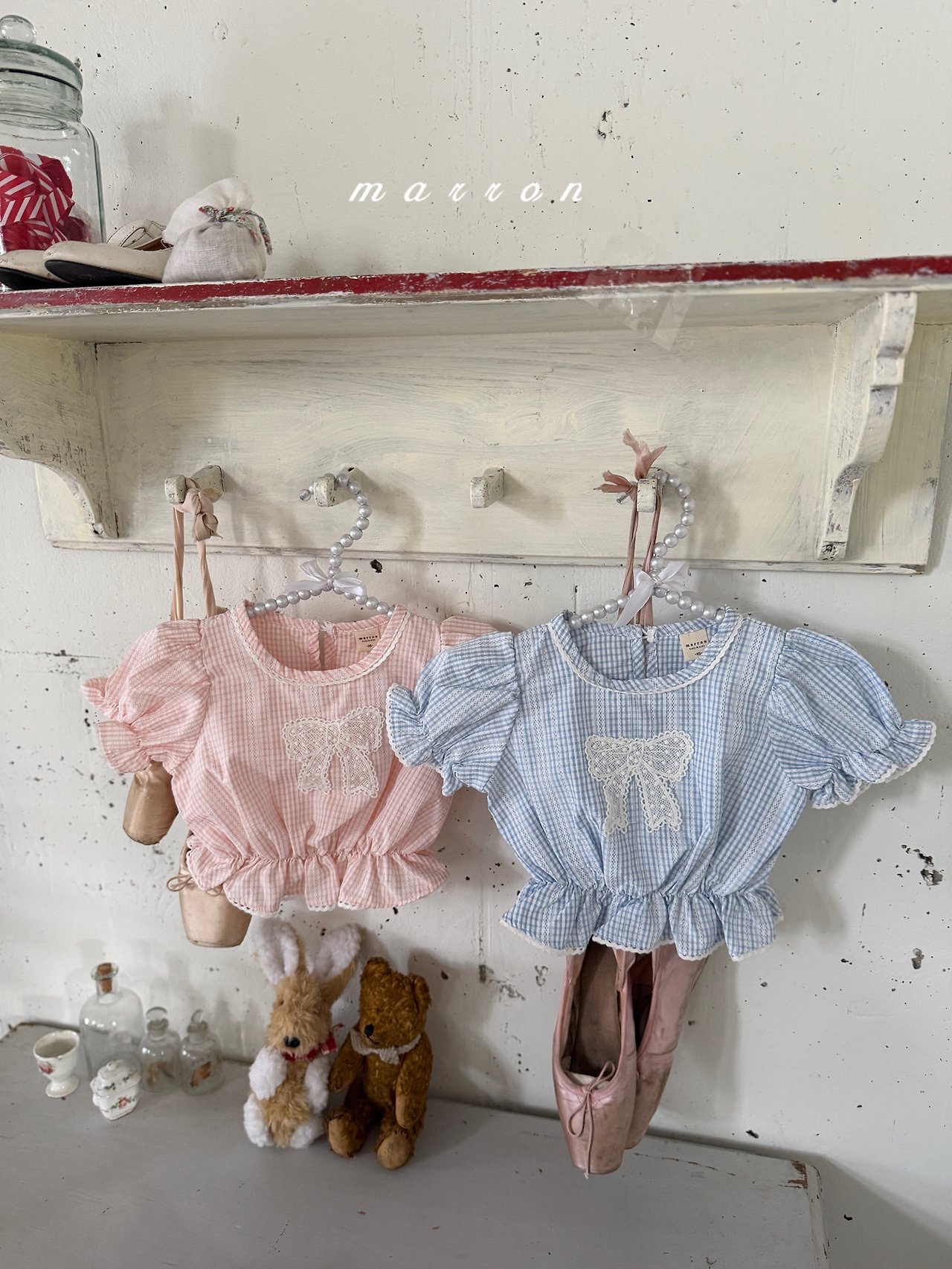 ☀️預訂 韓國直送☀️🇰🇷Marron兩色蕾絲絲帶貼花花邊格紋泡泡袖上衣