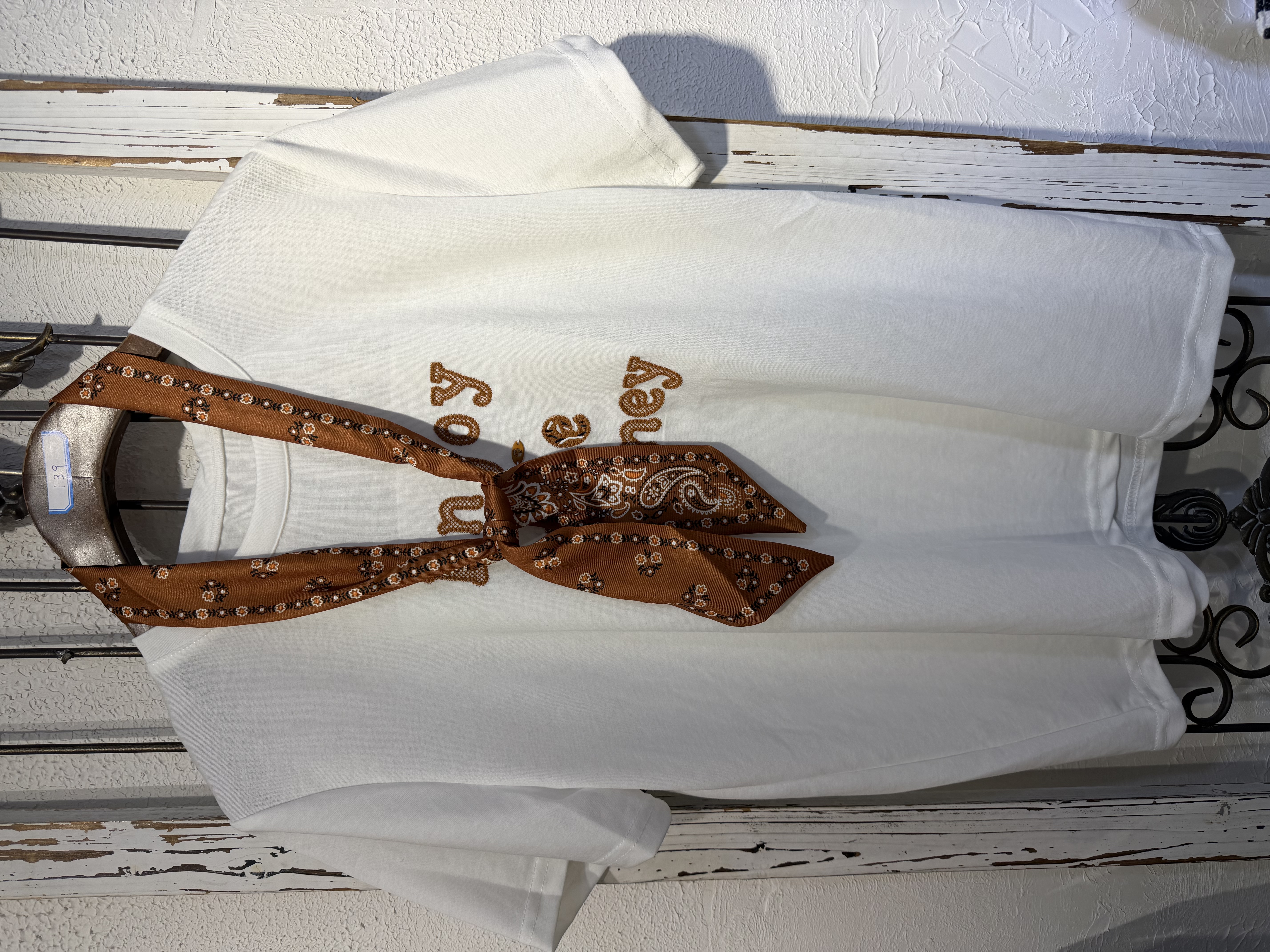 刺繡T恤搭配印花絲巾