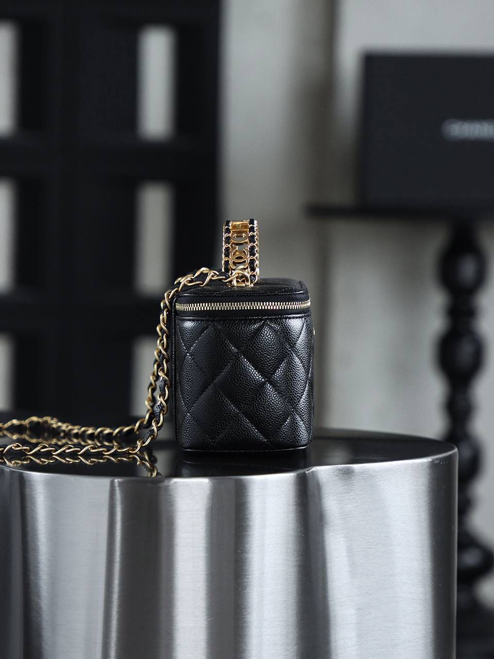 22S鏤空化妝包鑒定版 👜 一包一碼 支持全球鑒定查驗身份證原廠專G Haas皮料過關清單資料可査詢 原來這才是心動的感覺🖤 22S鏤空小盒子的出現，把精緻復古寫在臉上，經典黑金牛不出錯！沒有哪個女生能拒絕帶鏡子的化妝包吧，最大號的手機也能放得下，實用性滿分！ 五金：厚鍍24k復古金 皮料：Haas原廠中球小牛皮 尺寸：16*10*8cm