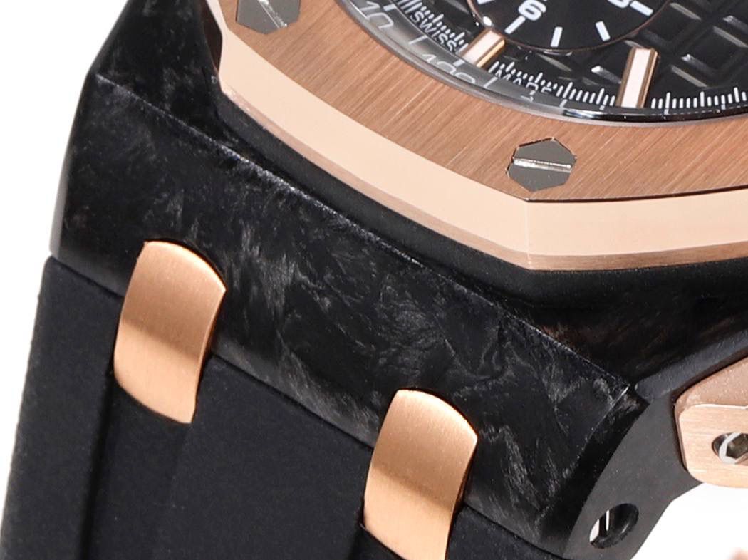 爱彼皇家橡树离岸型横空出世🔥💯引用全新的彩色陶瓷锻造技术，表壳与圈口的选料，不惜重本使用日本进口的氧化锆，无需任何颜料，以超高的压力与超高的温度锻造，形成超高密度的彩色陶瓷，再经过百里挑一，确保每一个成品都与原版毫无色差！CNC级别的打磨，将整一个表壳的边边角角完美处理，即使陶瓷，也做到毫不割手。圈口的拉丝，经过顶级的打磨技术，做到每一丝每一线都毫无断续，每一颗六角螺丝都与表框处在同一平面，拒绝一丝一毫的凸显与凹陷，诠释了何为顶级的复刻工艺！