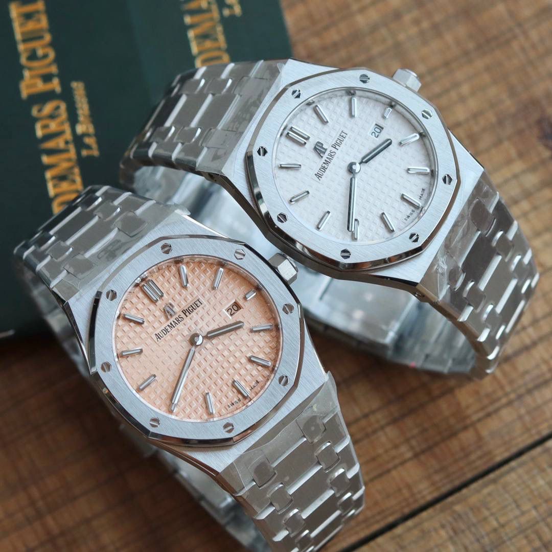 🚀原单AUDEMARS PIGUET爱彼 皇家橡树系列67女士石英腕表 独家原版拆解开模 所有配件均可原版互换使用，搭载原装瑞士F04111石英机芯。走时精准！全程CNC打磨，多次校对调整版型，棱角分明。表壳直径33MM,多边形状表圈与表壳精密相合，表圈以六边形螺丝栓固定在表壳上（圈口镶嵌精美施华洛世奇钻，璀璨夺目）表带链节精致规整，链节经过上百次细致的打磨处理，呈现出完美的纹理。折叠式表扣开合简单，佩戴方便。腕表表耳处呈弯折状，可以保证腕表与腕部更加贴合。表盘镌刻“Grande Tapisserie”大方格纹装饰，搭配荧光立体时标和皇家橡树指针，宽大的指针和时标让读时简单清晰。三点位置日期显示窗口，以阿拉伯数字显示。腕表为密闭表底，表底上镌刻皇家橡树系列的英文名称“Royal Oak”字样✨🔥