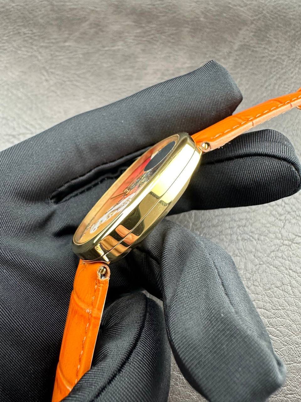 PP➕ Factory2025新品首发｜百达5738系列 68克配重版 复刻经典，更胜经典——GOLDEN ELLIPSE 黄金椭圆腕表重磅登场！ ✅ 黄金分割美学重塑：遵循1:1.6181经典比例，34.5MM×39.5MM椭圆表径搭配7.7MM纤薄厚度，复刻古典韵味与佩戴舒适度。 ✅ 316L精钢表壳：介于圆形与矩形之间的别致椭圆轮廓，还原原版线条张力，质感细腻出众。 ✅ 3D立体云贝母表盘：专属浮雕打印工艺，折射神秘深邃光泽，告别市面暗淡平庸款，上手自带高光。 ✅ 定制进口小牛皮表带：21X16尺寸对版原配，搭配同型椭圆表扣，与表壳设计遥相呼应，贴合手腕更显格调。 ✅ 9015精准机芯：走时稳定精准，兼顾实用性与耐用性，日常佩戴无压力。 PP➕不做“远观款”，只为呈现最接近原版的真实佩戴体验——从细节质感 to 上手触感，每一处都经得起近距离审视，让经典韵味在腕间完美延续！