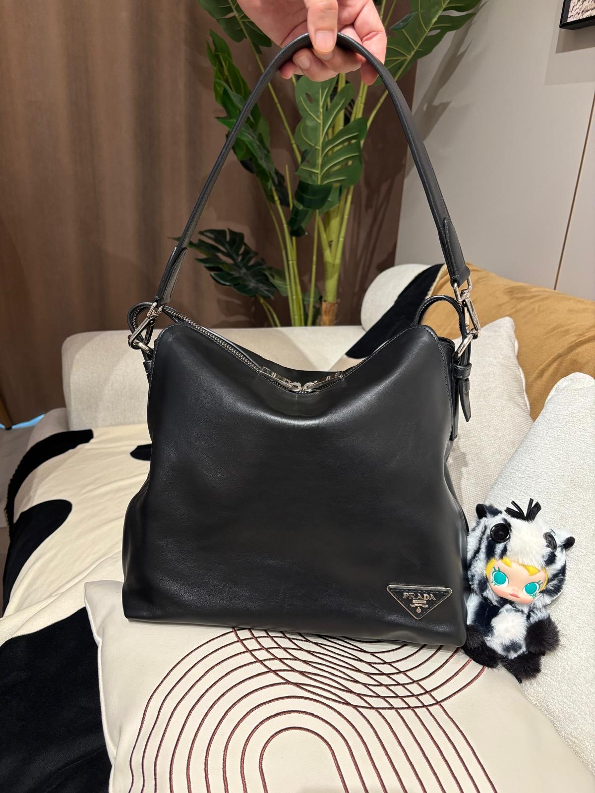 Prada shoulder bag Hobo Bag Calfskin 100%Authentic, 95%New ✅Dust bag