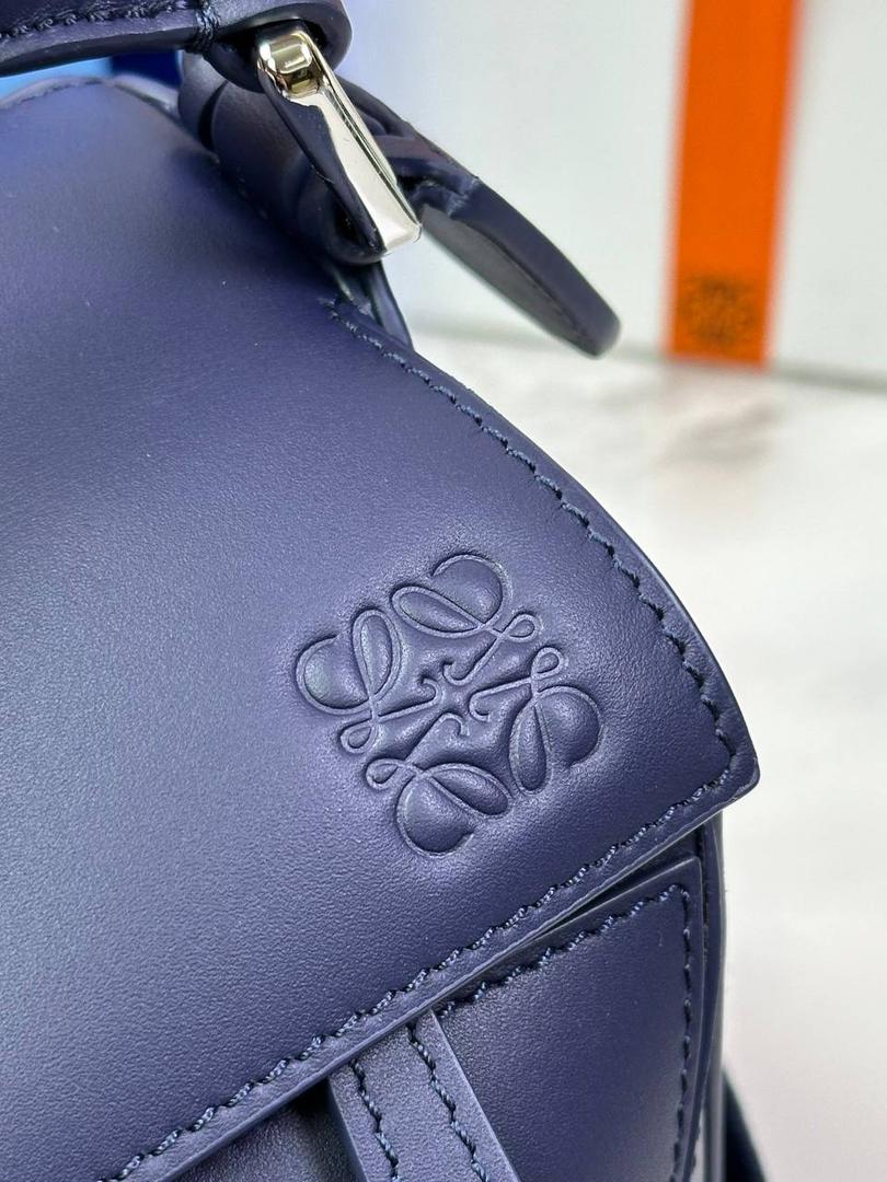 🅰️小号 𝗣𝘂𝘇𝘇𝗹𝗲最新版本❤️ ——（缎面/织带款） ✅经典拼图系列，不规则立体几何设计，最具辨识度的立体廓形和几何美学，顶级进口小牛皮搭配德国沙菲线，独家定制五金，𝗬𝗞𝗞拉链拉头 ✅容量超大，颜值高，四季百搭，新款自带可拆卸𝗟𝗢𝗘𝗪𝗘织带宽肩带‼️ 尺寸：𝟐𝟒-𝟏𝟎.𝟓-𝟏𝟔.𝟓𝐜𝐦 款号：061609织带款深邃蓝