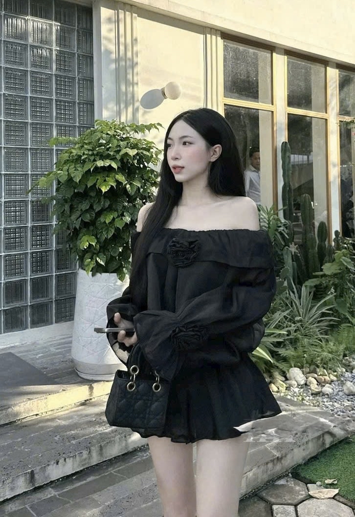 露肩黑色連身裙