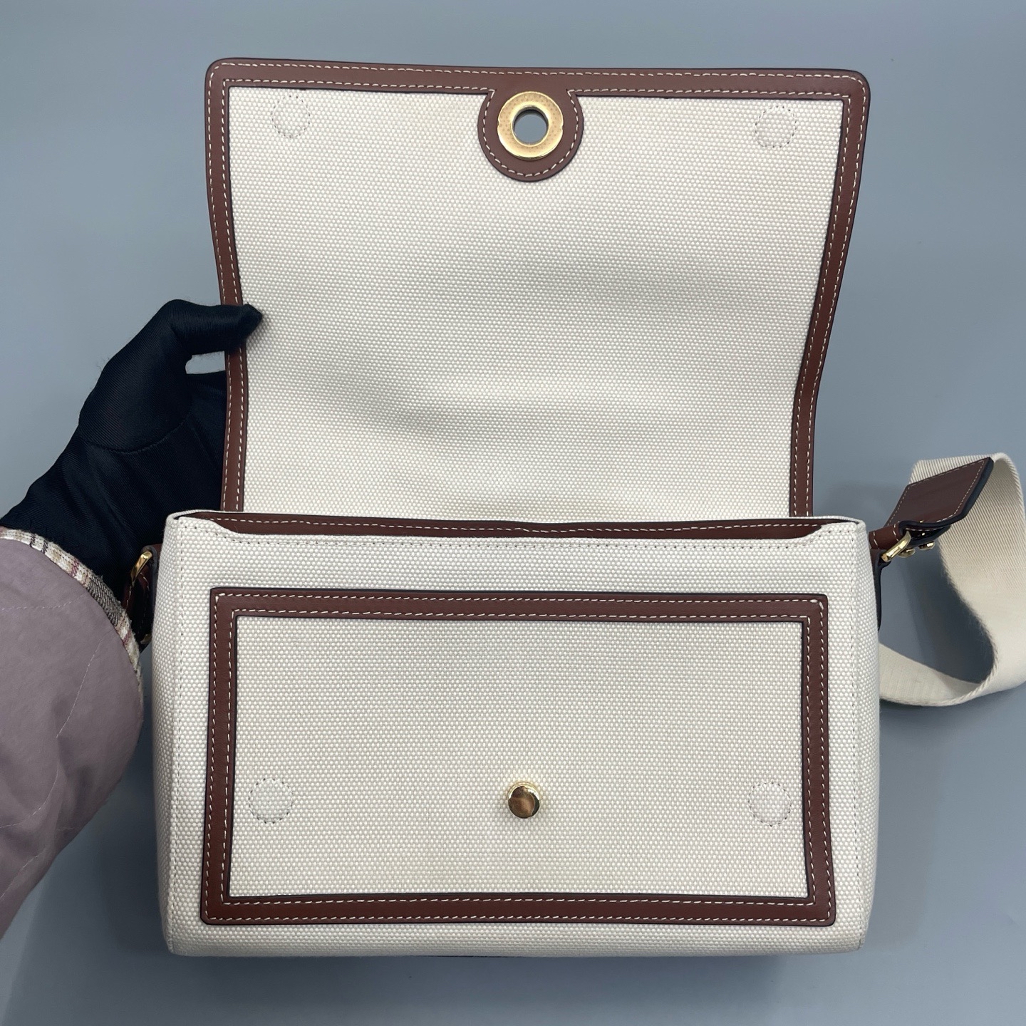 【預訂貨品】Burberry 白色帆布郵差包 