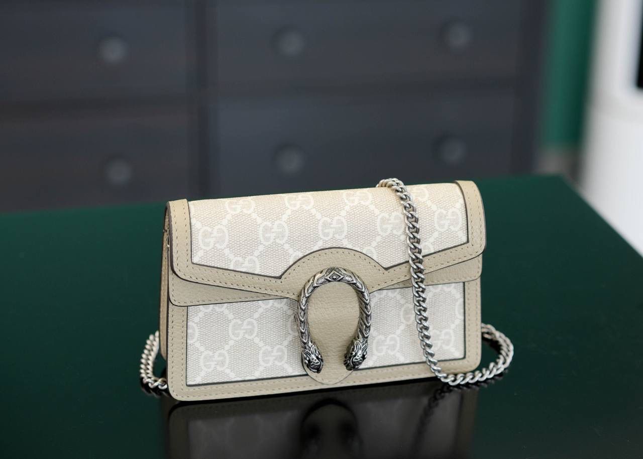 🥯GG Dionysus系列超迷你手袋酒神 燕麦色 16.5cm 正品售价¥8.000 GG家入门级小包推荐，酒神里面的经典基础款 经典酒神扣搭配原厂小牛皮 出镜率非常高 简直是穿搭利器 官方款号 476432 尺寸迷你：16.5x10x4cm 尺寸小号：28x17x9cm