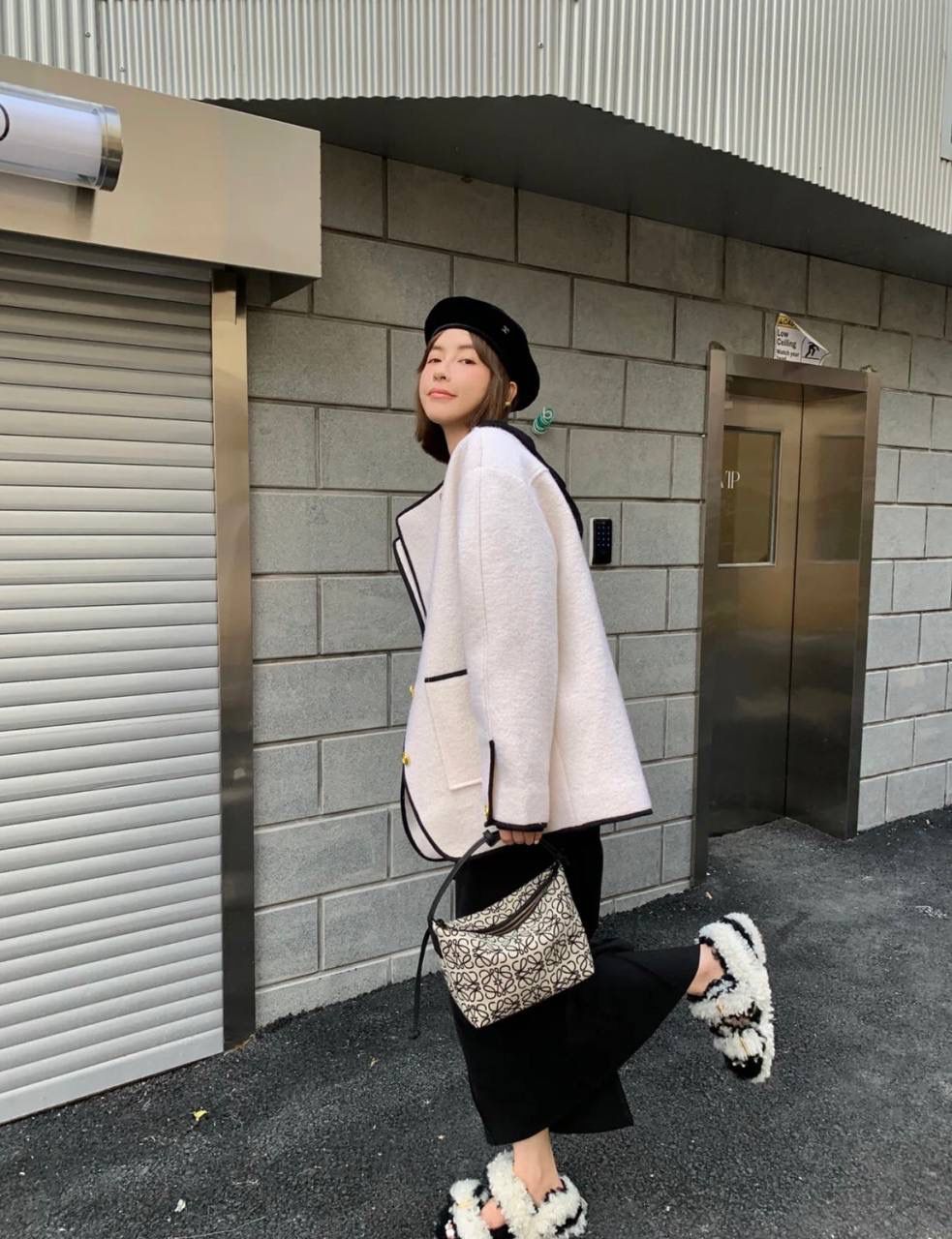 * 𝘊𝘶𝘣𝘪 𝘈𝘯𝘢𝘨𝘳𝘢𝘮 提花布手袋✌️ 大号尺寸:27-17-22cm（顶部宽处34cm） 小号尺寸：21-12-17cm（顶部宽处25cm） 编码:062102布配棕 包包面料挺括度适中，没有固定形状 ，背上出门慵懒氛围感十足😘，肩带可以调节，伸缩至腋下背，单肩，手拎皆可