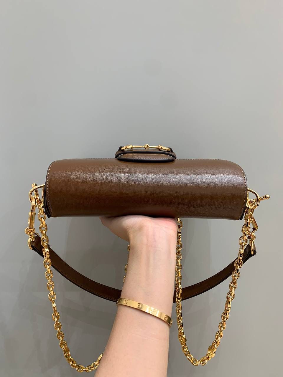 新背景实拍正品级 。Gucc1 horsebit法棍包（原皮棕色） 销量王🔥全皮系列❗️ 抓住一只小可爱，又是颜值巅峰之作 法棍出全皮拉，比起老花我更爱全皮！ 时髦复古女孩的一眼心动， 腋下包造型真的是再一次惊艳 最火爆的马衔扣元素加上最时尚的腋下背法 今年妥妥的包王无疑了！ 品牌爸爸，你真的别太拿捏我！ 斜挎则改成了金属链条，太有撞击感了！ 全皮腋下背搭配金属斜挎背， 还没有正式上线就全网断货了， 就问你拒绝得了吗！！ 型号735178 尺寸24/13/5.5cm