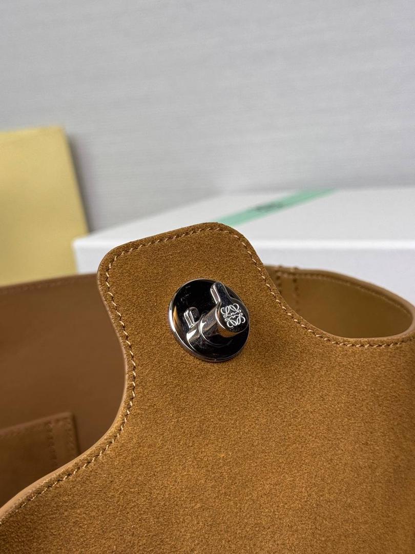 🎈 𝙋𝙚𝙗𝙗𝙡𝙚 𝘽𝙪𝙘𝙠𝙚𝙩 「大号/烟草色」 独家新款首发‼️‼️ （转图必卖） 尺寸：𝟐𝟖-𝟐𝟕-𝟑𝟑𝐜𝐦 编码：06234183【配全套礼盒】 该款大号采用绒面牛皮制成，内里进口Napa小牛皮，将最纯粹的简约线条与瞩目设计风格巧妙融合，造就别具一格的创新手袋。 标志性的Anagram雕刻五金兼具装饰和实用功能，🉑调节肩带长度适合多种背法，独特的扭曲结构与微妙的细节相得益彰。