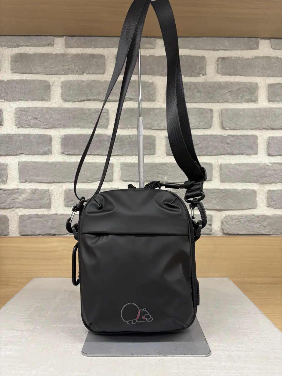 [訂購] 多啦A夢斜孭袋 暗黑系列 叮噹刺繡 登山扣 | Doraemon袋 禮物