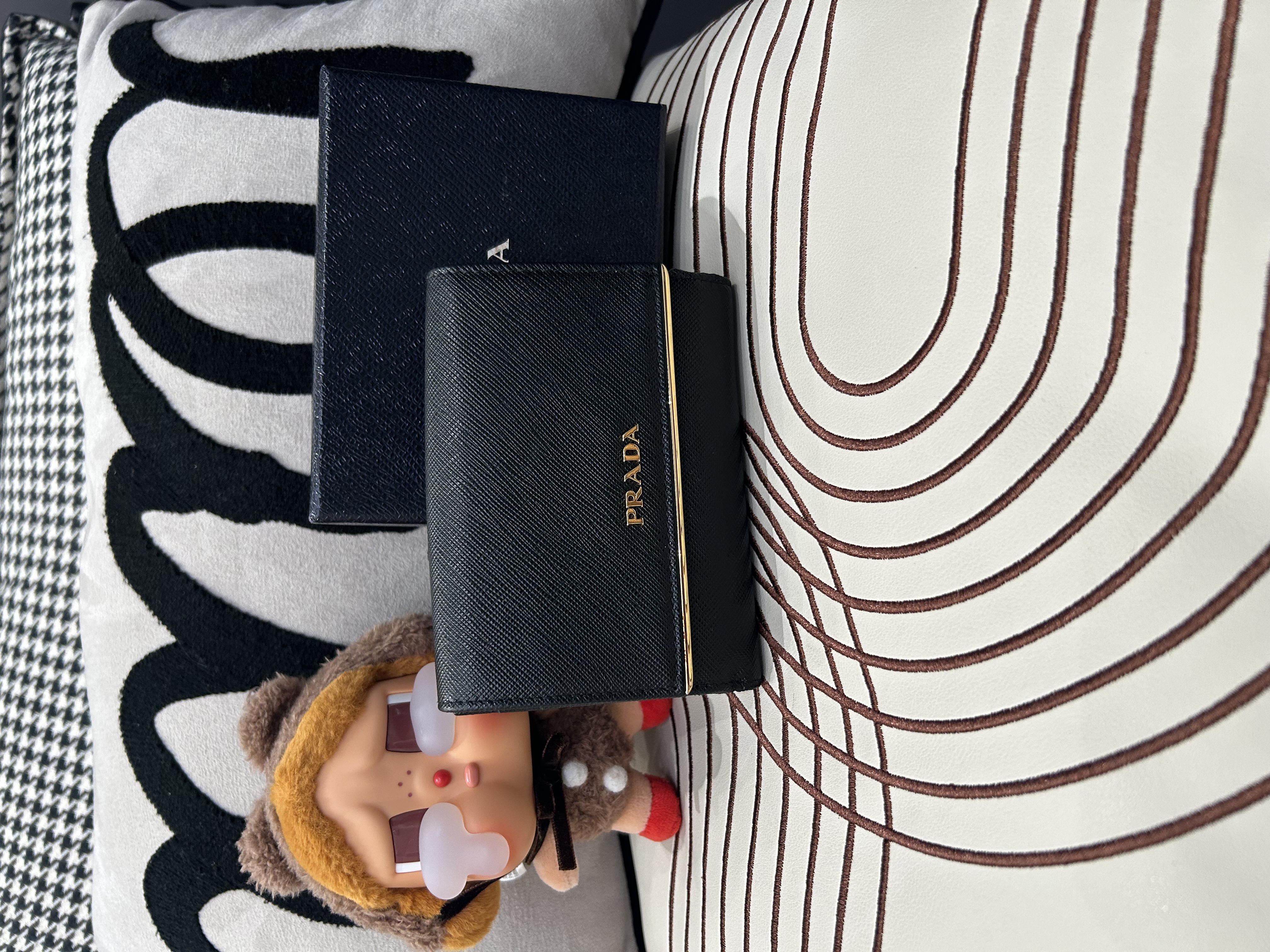 Prada wallet 黑色十字牛皮 100%Authentic ,98%new ✅box