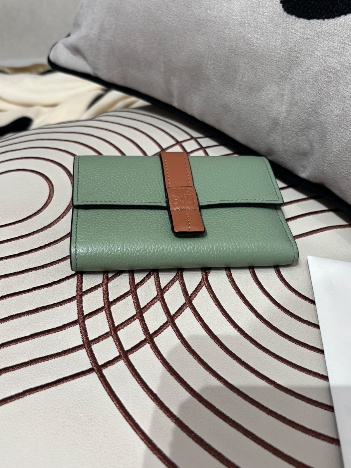 Loewe vertical Wallet Calfskin  100%Authentic, 98%New  ✅專門店收據✅dust bag  