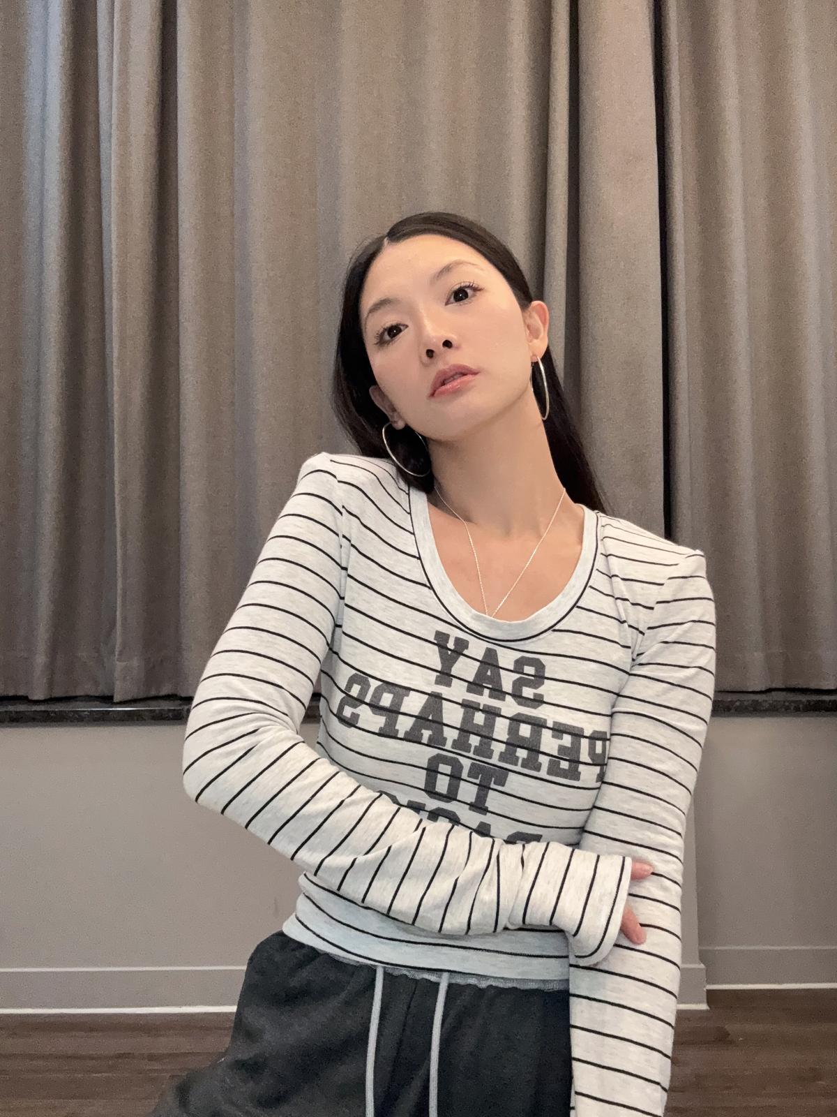 A01 薄身橫間英文字Tee