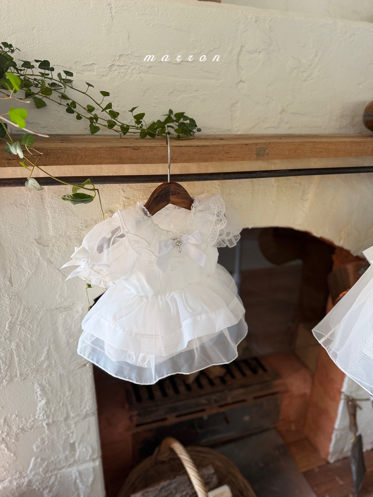 ☀️預訂 韓國直送☀️🇰🇷Marron兩色寶石絲帶蕾絲薄紗泡泡袖包屁裙