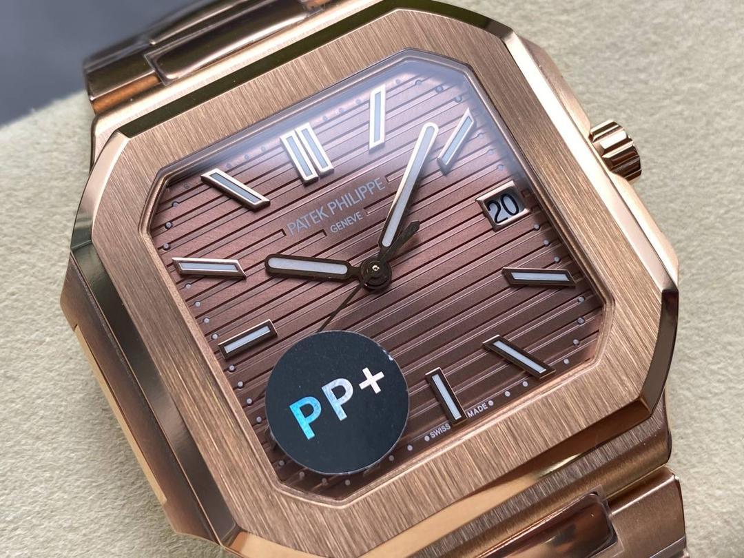 PP+ 百达翡丽 方形 新系列CUBITUS 5821腕表 亮点特色：1️⃣机芯:搭载定制9015改Cal.26-330 SC一体机，调时不停秒，调时不停秒，摆轮位置均与正品一致，自动上链机芯。2️⃣钢带:316L定制级人体工程学表带，新扣款式。3️⃣表壳:尺寸45毫米厚度仅8.3mm，为表壳对角线长度(即10点位至4点位),因为表壳近似于方形，上下边的宽度会小于这一数值，所以视觉效果并不是很大。 搭配上，5821属于运动风格腕表，日常搭配正装和休闲风格也可以。