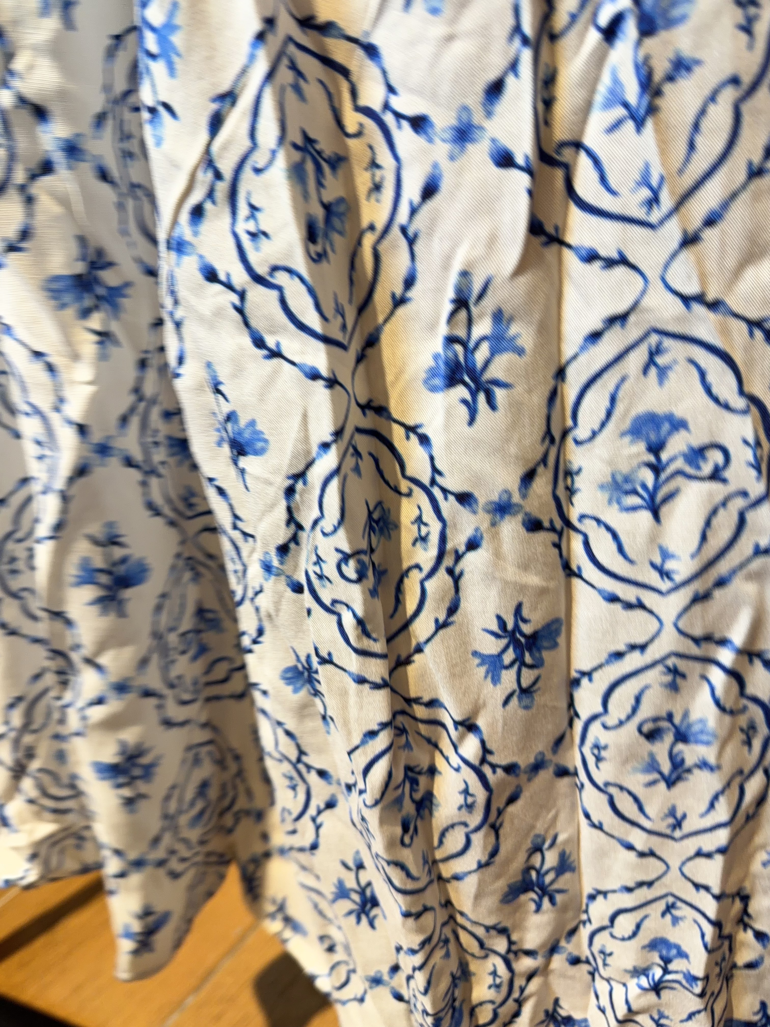 1673 Blue And White Flower Sleeveless Adj. OP 48''