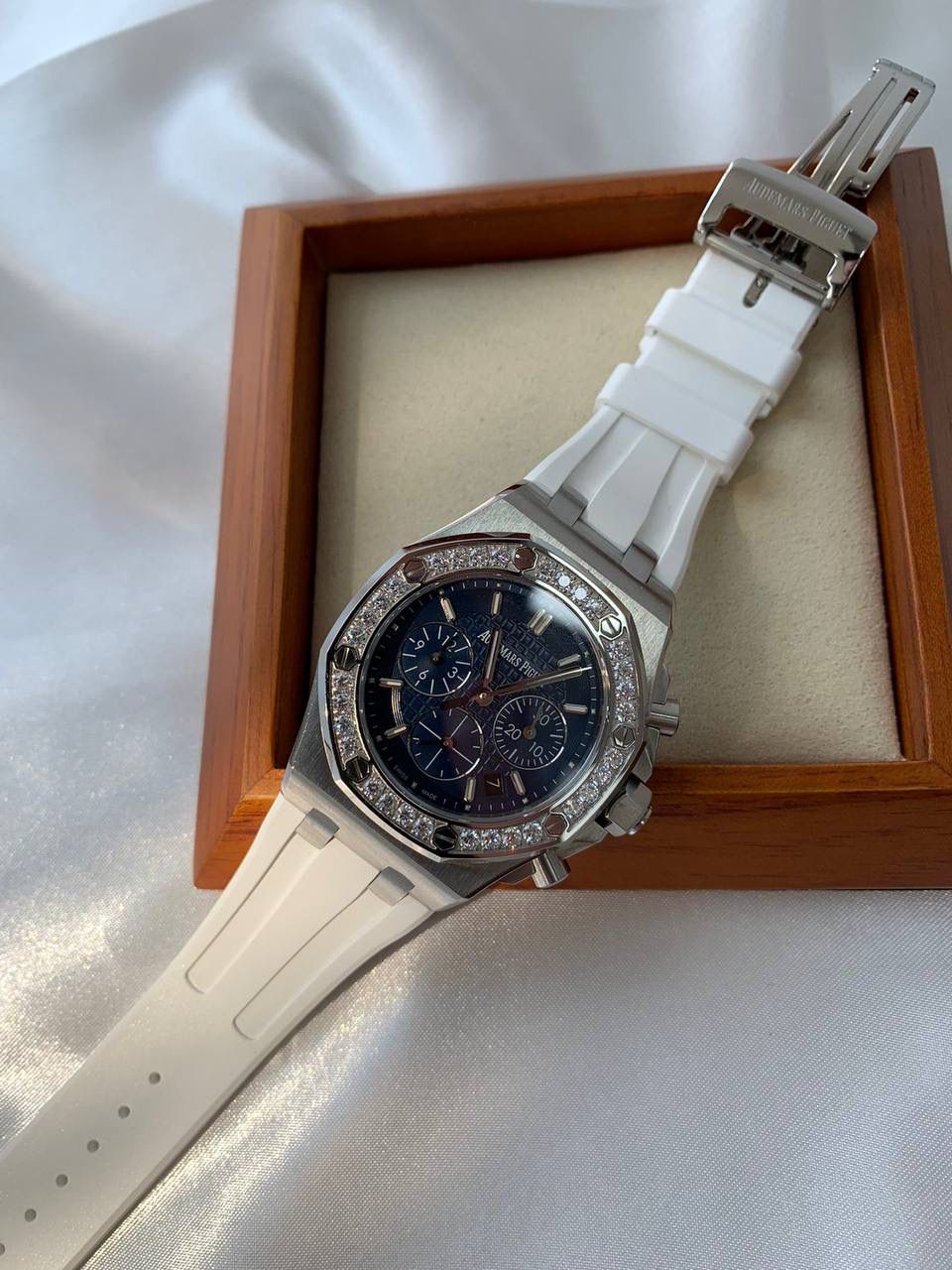 爱彼女款、小红书爆款，喜欢大表盘的女生、必备款，表盘37MM、蓝宝石防刮花玻璃，316精钢表壳、纯手工镶嵌32颗莫桑钻、搭配瑞士多功能石英机芯精准走时，表带采用进口橡胶工艺，佩戴舒适不过敏、折叠扣设计，佩戴便捷，数量有限，先到先得，多种色系，穿搭任选！