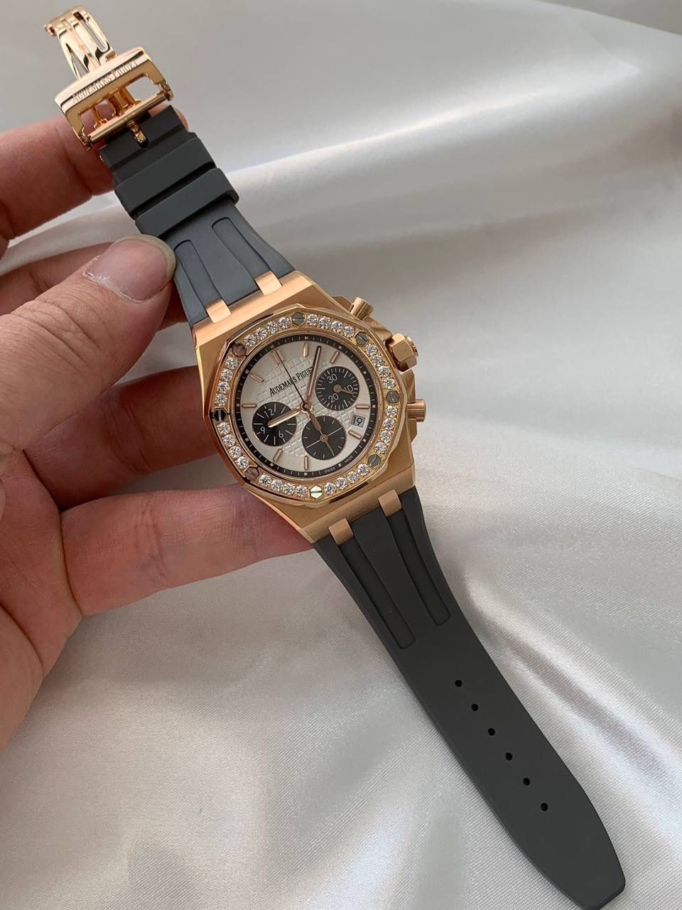 爱彼女款、小红书爆款，喜欢大表盘的女生、必备款，表盘37MM、蓝宝石防刮花玻璃，316精钢表壳、纯手工镶嵌32颗莫桑钻、搭配瑞士多功能石英机芯精准走时，表带采用进口橡胶工艺，佩戴舒适不过敏、折叠扣设计，佩戴便捷，数量有限，先到先得，多种色系，穿搭任选！