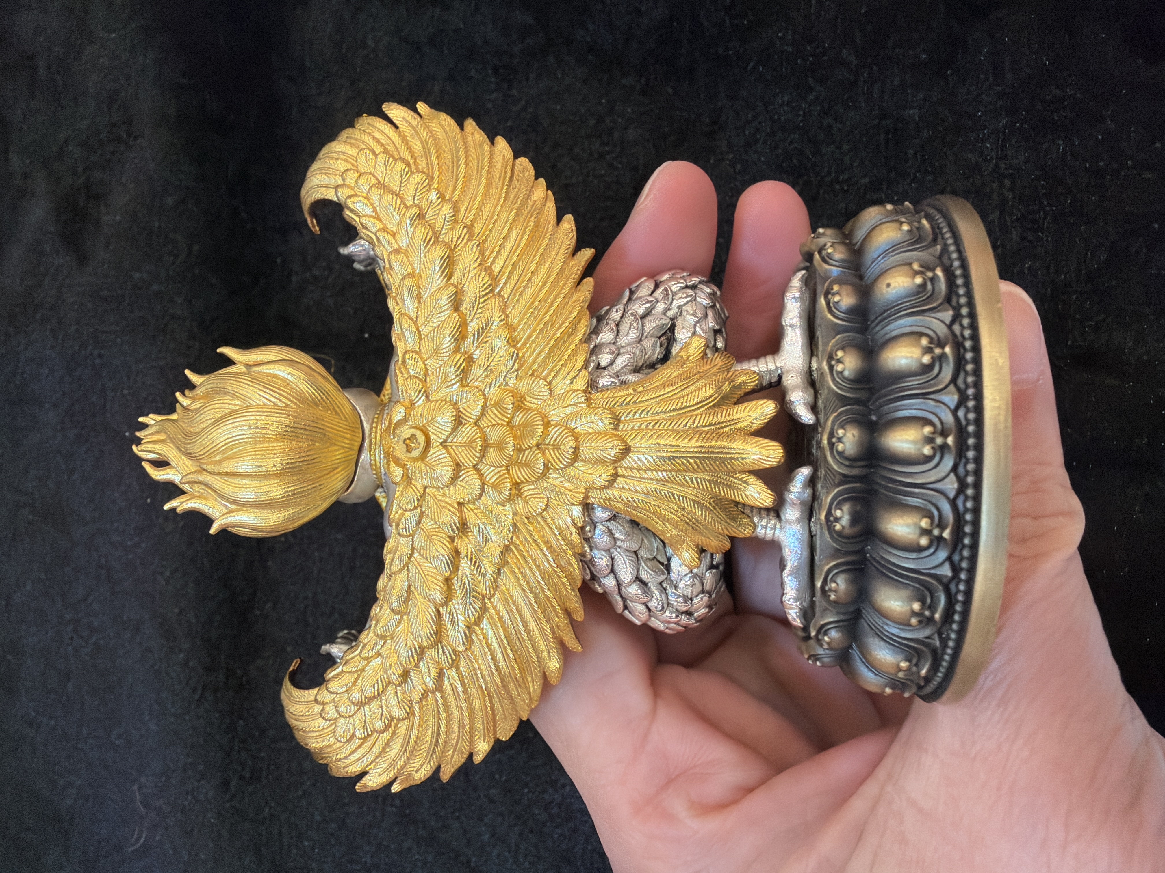 義賣品：大鵬鳥（金銀）9cm 高，已入藏