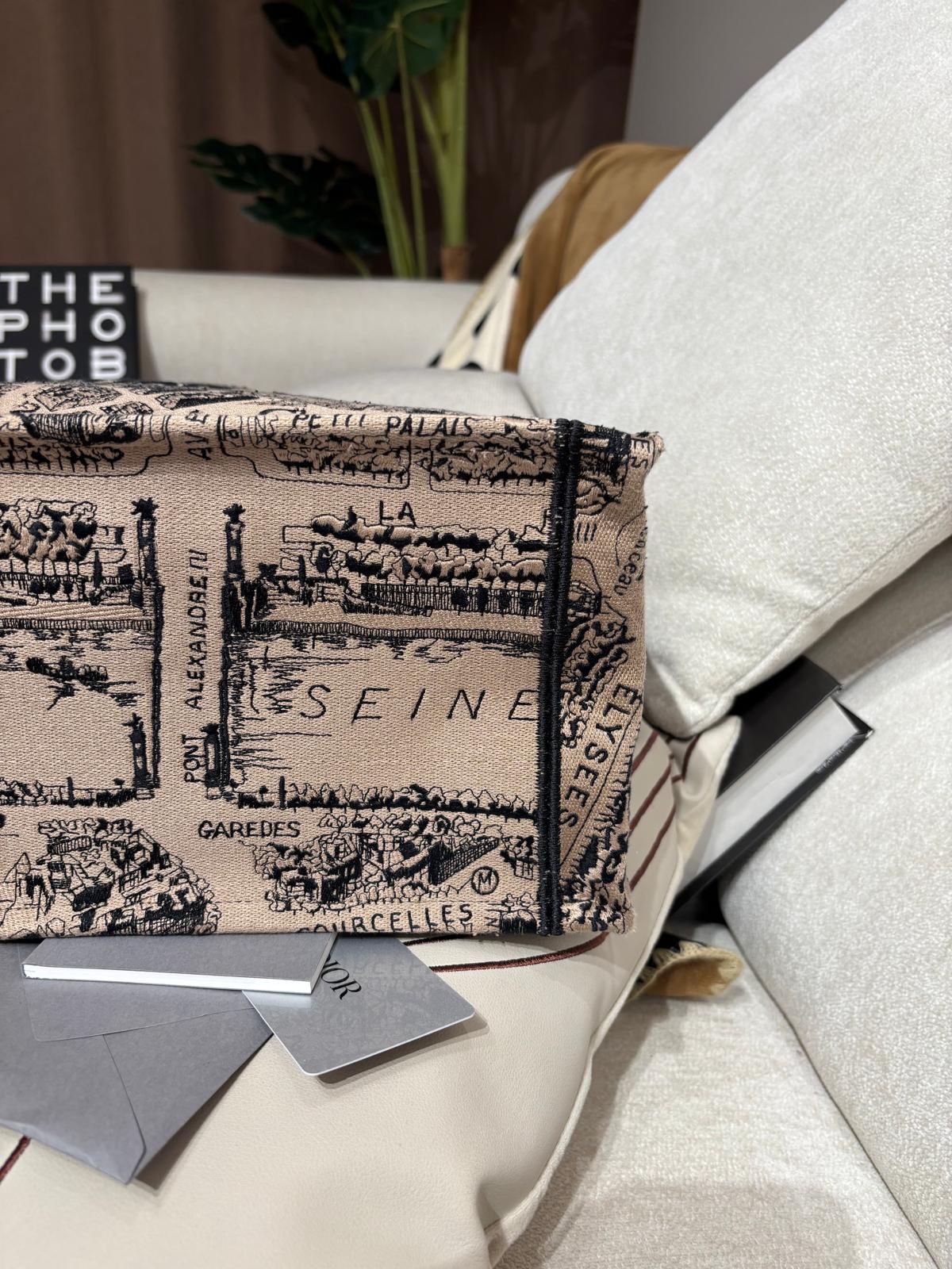 Dior Booktote Medium 100%Authentic, 98%New ✅Dust bag