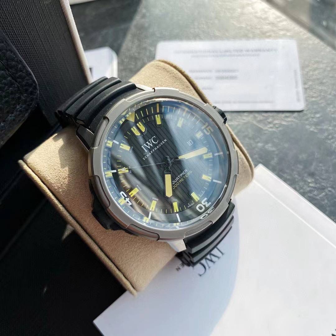 最新款上即将来袭，海洋王者不止水鬼，深海之星万国海洋时计2000自动腕表——只为男人制表！ 专为潜水员及潜水爱好者打造顶级潜水仪器，即使是对于极端的水下作业也不在话下，表壳直径46mm，以钛金属打造。腕表采用一枚造型精美的穹形蓝宝石水晶玻璃表镜，富有机械感的齿轮形表冠，黑色橡胶表带！机芯采用亚洲超级稳定的Aisa2824全自动机芯，3点简洁的日历窗口，表底深海潜水员的经典潜水头盔，一款适合生活悠闲及夏天潜水游泳的最佳选择🔥