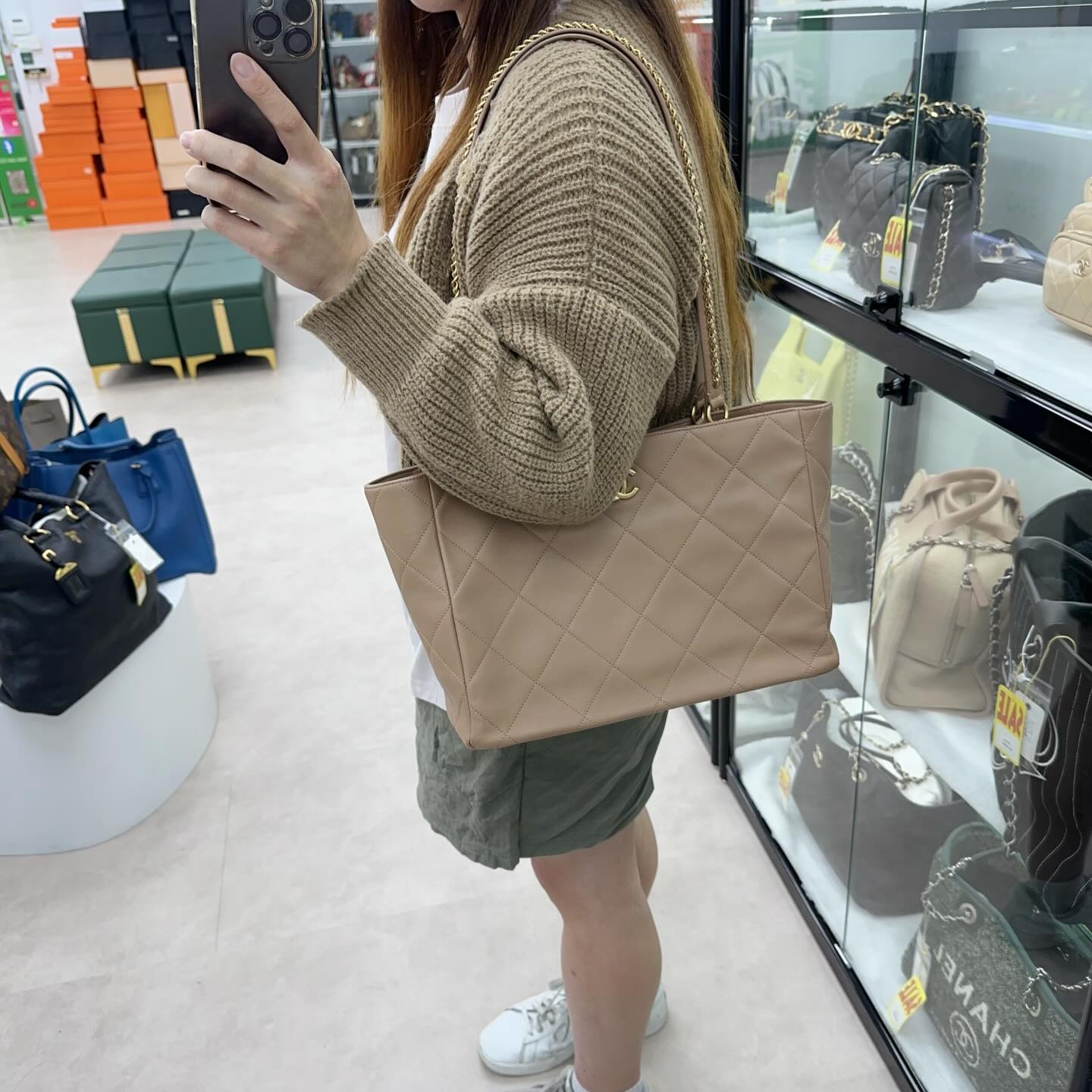 CHANEL 🤍PRE OWNED 22b 奶茶色小牛皮 Tote bag 晶片款🤎