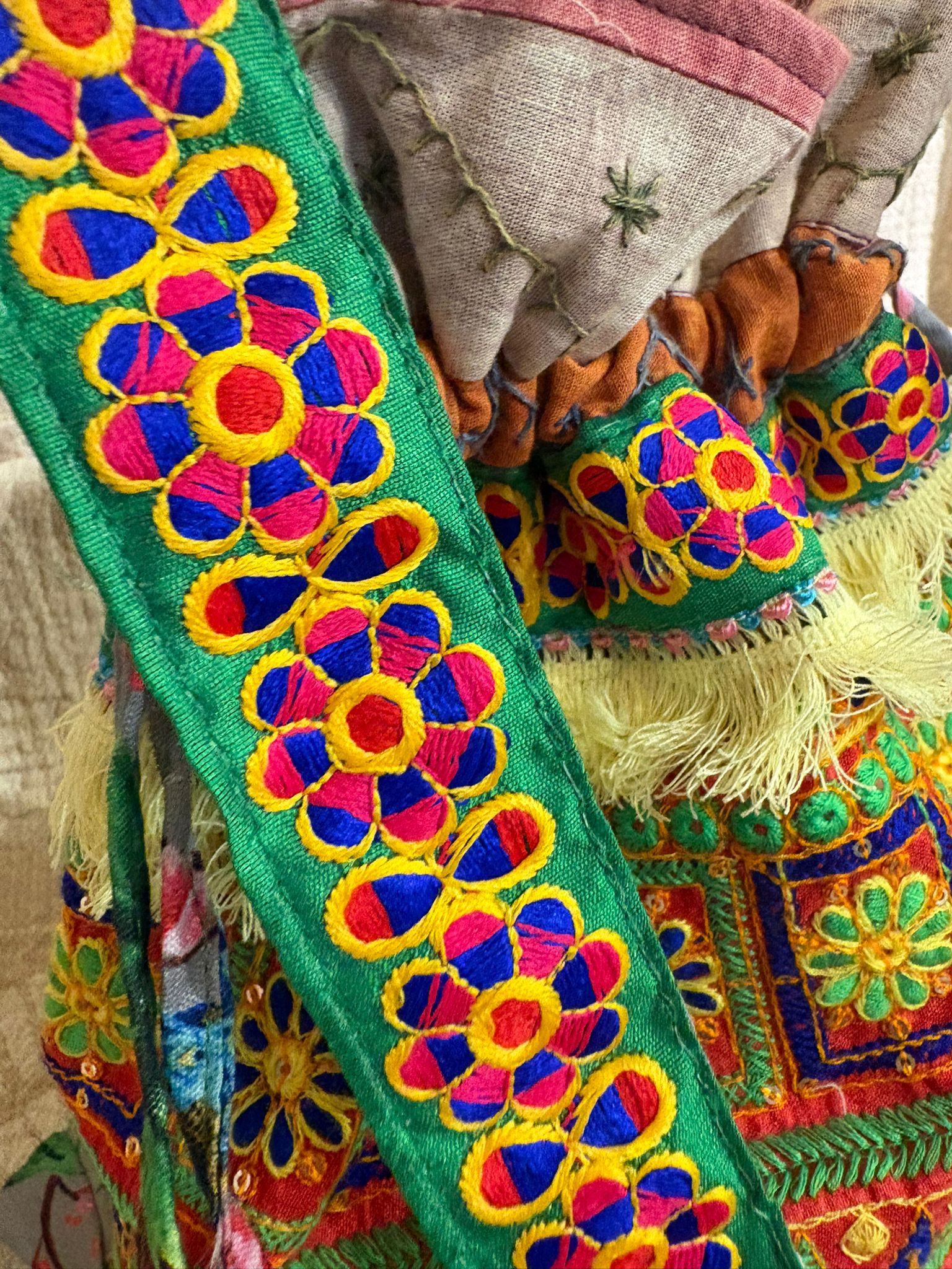 泰國-Mitra Collection - 併布黃綠色刺繡花水桶包