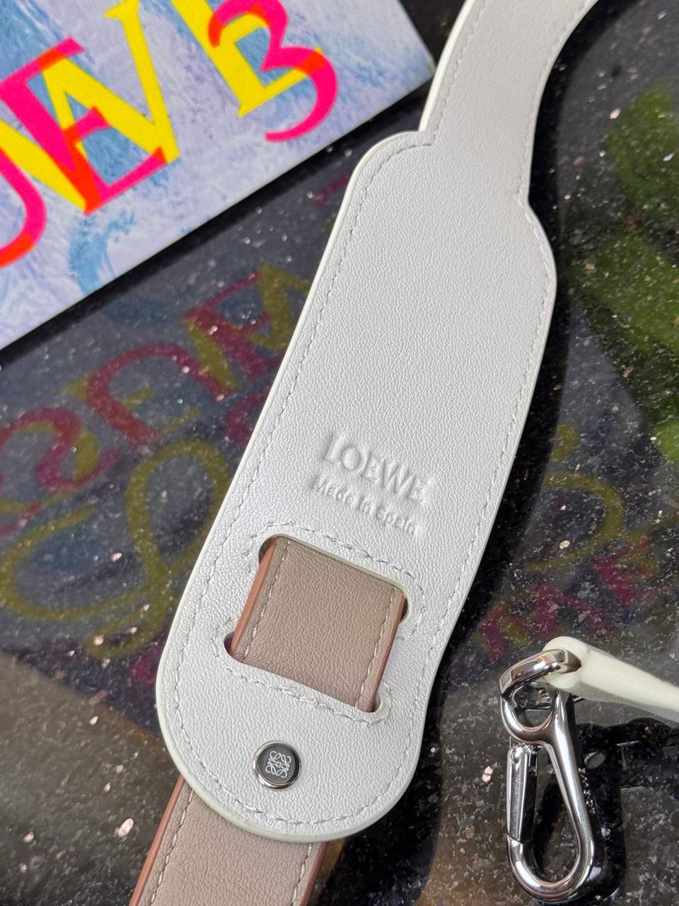 🎈新品牛皮可调节肩带 ➖➖➖➖【沙色拼色】👉🏻 编码：182323 尺寸：𝟏𝟒𝟑-𝟒.𝟓𝐜𝐦 撞色肩带绝绝子❤️正面饰品牌标志性Logo，调节长度为𝟖𝟎到𝟏𝟐𝟎𝐜𝐦