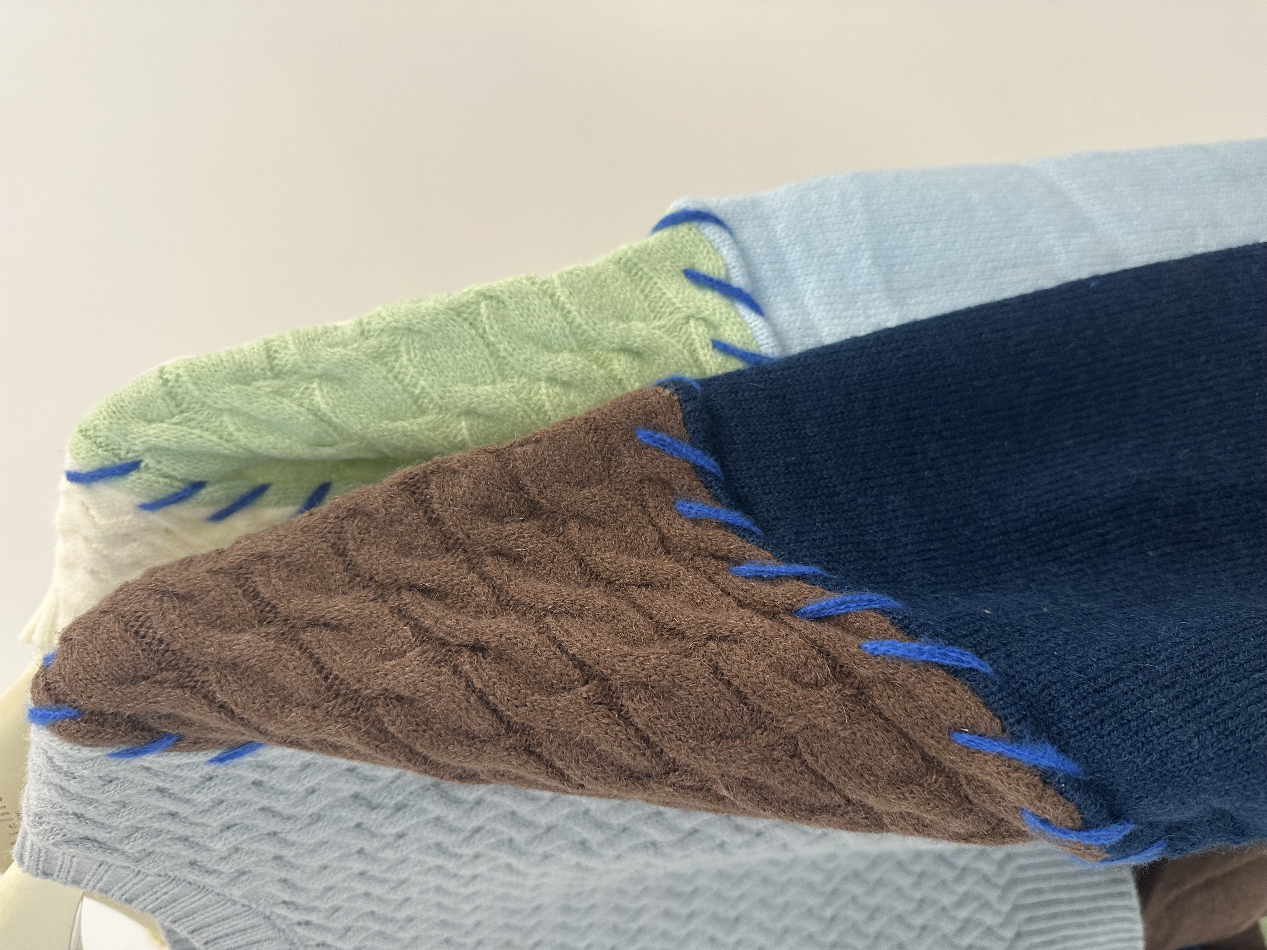 拼接扭花短版針織毛衣