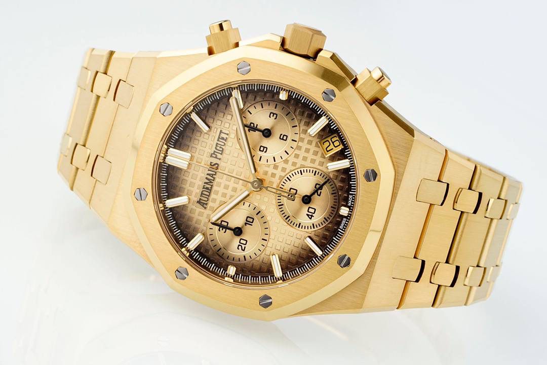 🚀新品爱彼皇家橡树系列26240系列，是一款41毫米精钢自动上链计时码表，搭载APS开发自研Calibre 4401一体机芯，具备飞返计时、小时/分钟/小秒显示及日期功能。其标志性八角形表圈配以八颗六角螺丝，搭配“Grande Tapisserie”大型格纹表盘，层次感鲜明。一体式精钢表链延续了1972年首款皇家橡树的经典设计，兼具运动与优雅。全新开发一体机芯采用导柱轮与垂直离合结构，振频28,800次/小时，与原版完全一致，动力储存约70小时，防水深度50米。AP融合高级制表工艺与前卫美学，是奢华运动腕表的典范之作。💯🔥🔥