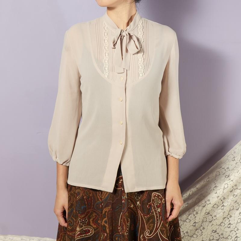 Vintage Japanese Beige Chiffon Tie Collar Blouse Shirt with Lace Accent (MT1840-35)