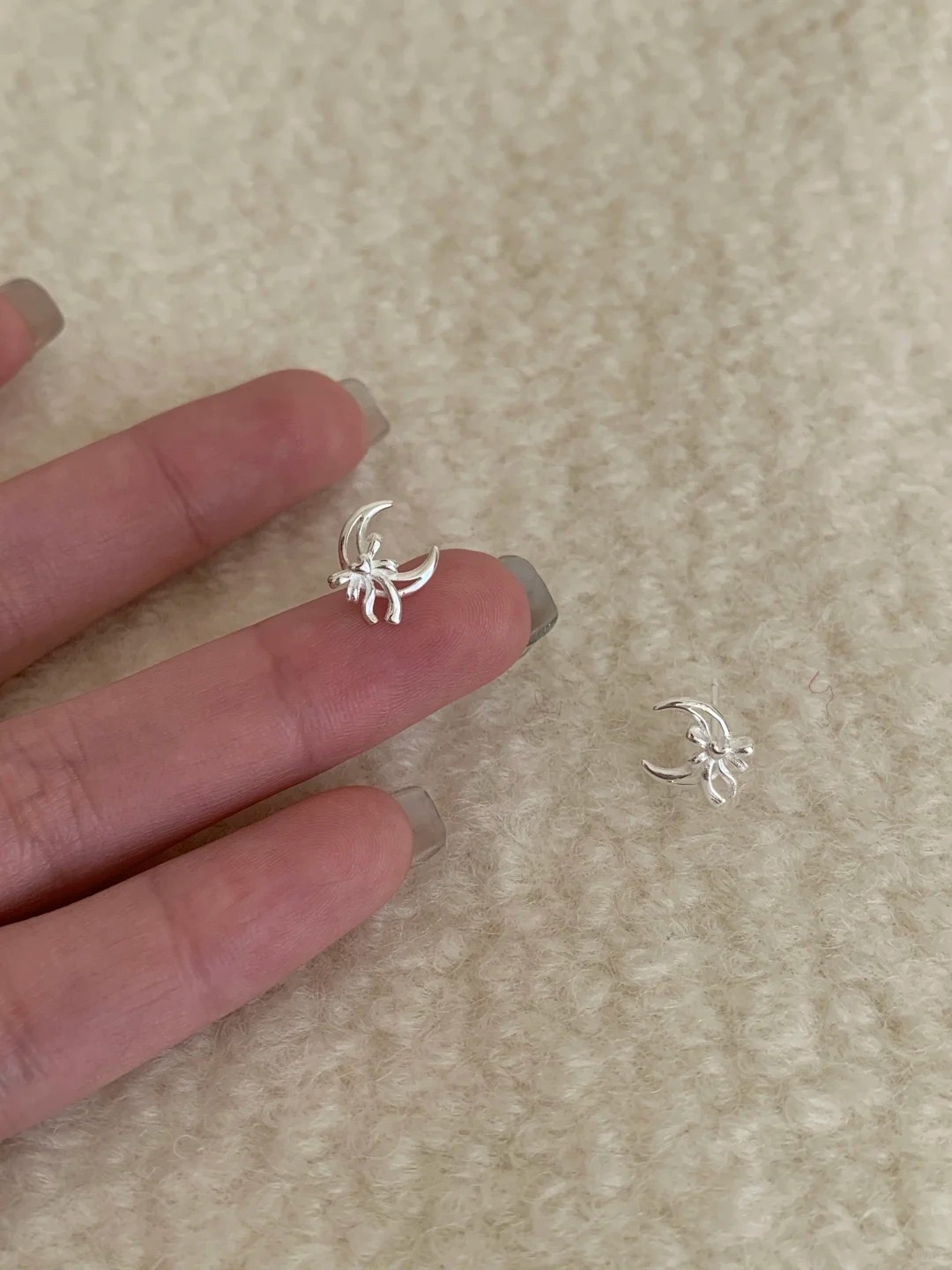 蝴蝶结月亮耳钉