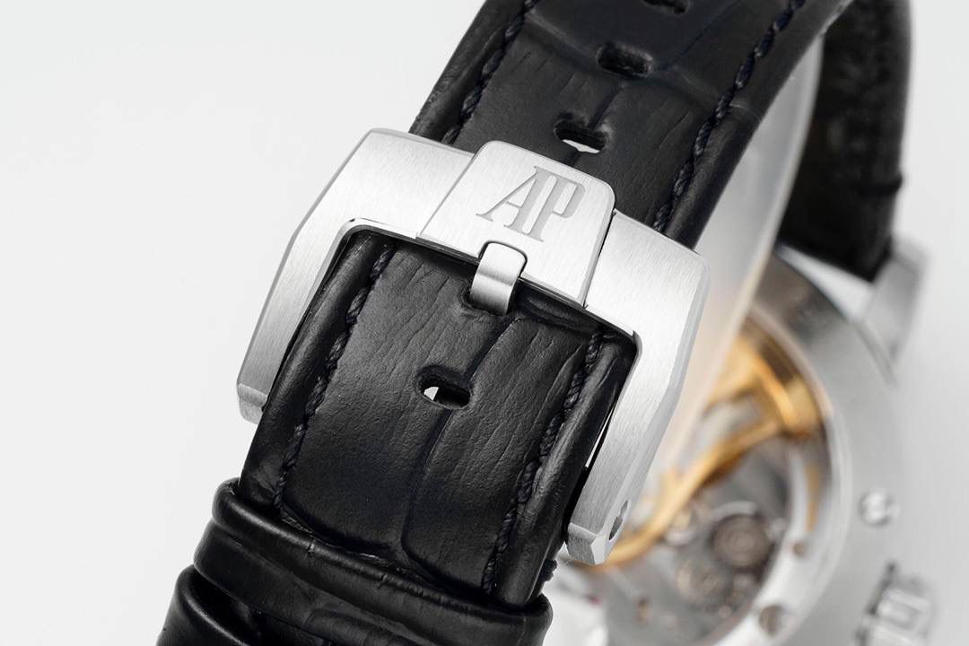 🚀新品CODE15210 系列 爱彼CODE 11.59系列蓝盘大三针自动上弦腕表，表壳直径为41毫米，这一尺寸的设定使得这枚腕表同时适合男士与女士佩戴。与此同时，表壳八角形与圆形融合的设计也让这一系列从一般的圆形表壳腕表中脱颖而出。 根据原版设计，圆形表壳内嵌入八边形中间件，镂空表耳顶部通过焊接固定于超薄表圈上，表耳底部巧妙地与表背构成完美衔接。表圈、表耳和表壳均经过缎面拉丝、斜面倒角与抛光处理。表壳厚度为10.7毫米，可以轻松的塞进衬衣的袖口中。💯🔥