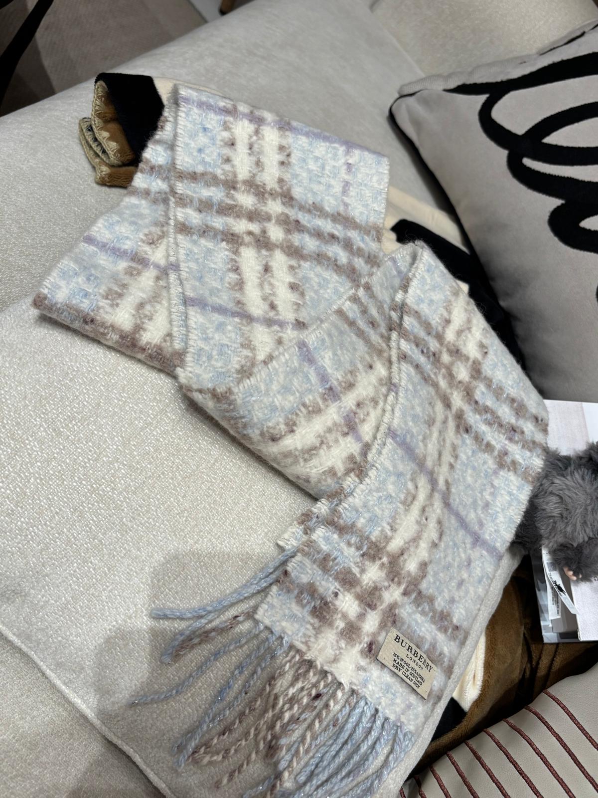 未使用品 Burberry兔毛加羊毛頸巾 100%Authentic, Unused 