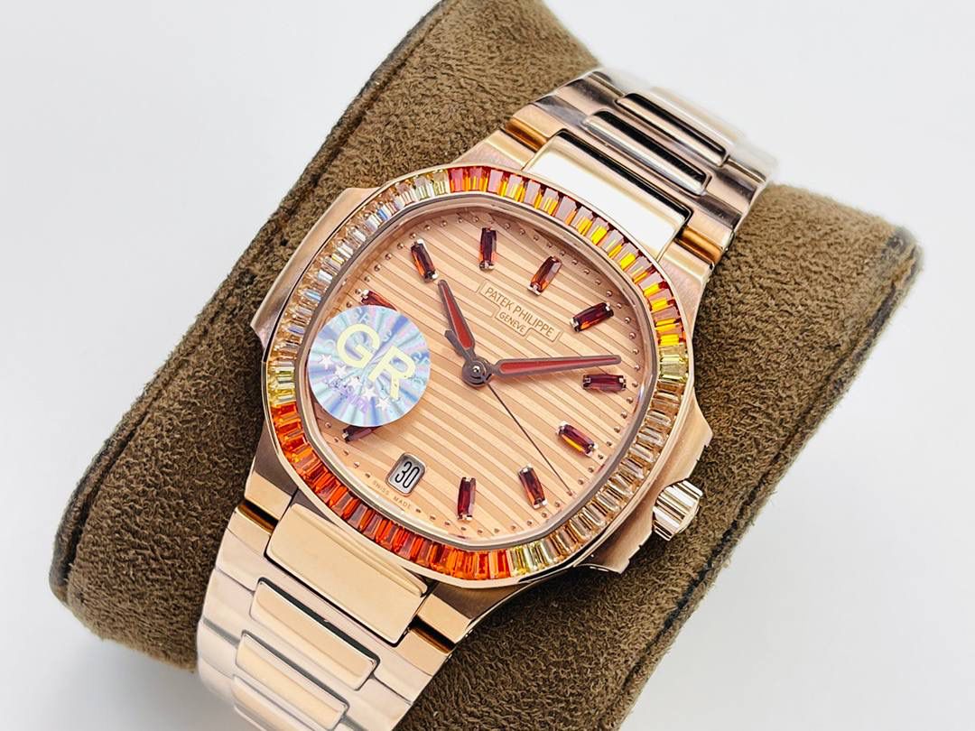 【2023墙裂推荐 强势来袭】 🔥百达翡丽Nautilus女式腕表推出全新珠宝款式腕表！ 🉐️赠送价值💰288旅行便捷定制手表表盒！ 1⃣️八角形表圈镶饰双排68颗长形锰铝榴石，呈现自干邑色(12时和6时位置)至香槟色(9时和3时位置)的双重渐变效果。表盘镶嵌尖顶形干邑色锰铝榴石时标。光影流转之间，这款珍稀杰作尽展现代韵致。 2⃣️表盘饰以Nautilus女式腕表特有的波纹图案，确保清晰易辨，体现百达翡丽对可读性的追求，即便是珠宝腕表也不例外。 3⃣️腕表定制9015改324SC自动上弦机械机芯 机芯视窗式日期显示。中心大秒针。 4⃣️表盘镀玫瑰金表盘，“波纹”图案，尖顶形干邑色锰铝榴石时标。 5⃣️表壳玫瑰金。蓝宝石水晶透盖。防水系数60米。 6⃣️直径(10时至4时位置):35.2毫米，同步正品！ 7⃣️表带玫瑰金新扣款式！ 匠心力作 欢迎各位表友品鉴！
