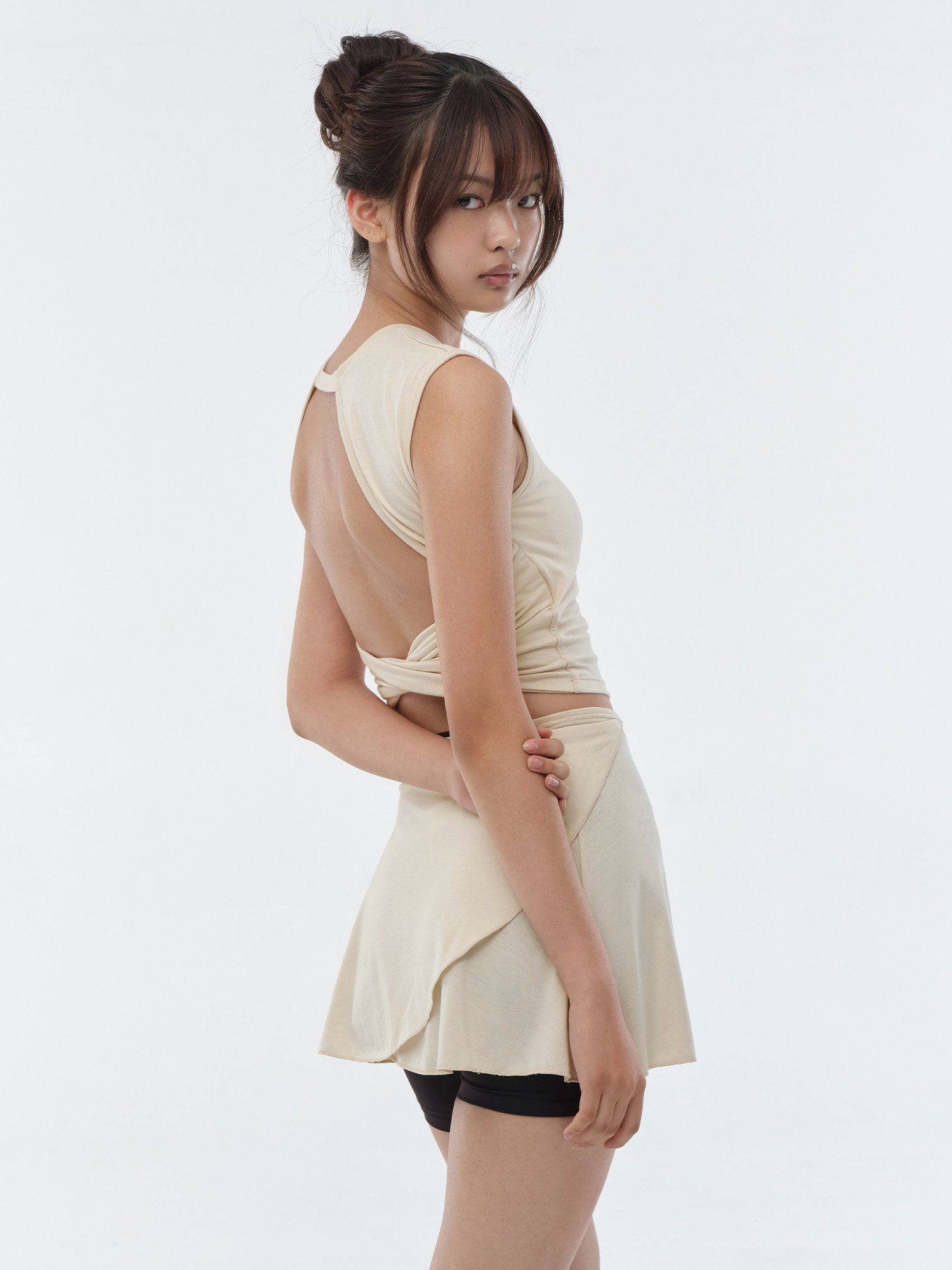 預購_Twist Back Slit Sleeveless by Conch