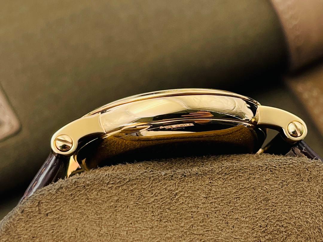 百达.翡丽古典5153系列腕表，儒雅而至！精彩细节：腕表尺寸38毫米，厚度10毫米！ 1⃣️表壳打磨：为了追求正品温润如玉的效果，ZF制表师精磨细造，慢工出细活。 2⃣️防尘盖与壳体的衔接机制，有媲美带正品一样的清脆手感。 3⃣️刻度和指针，采用最新的贵金属电镀工艺处理，效果更上一层楼。 4⃣️“锅盖型”微凸蓝宝表镜，版型与正品一致，效果通透，辨时清晰。 5⃣️贵金属钢印立体规范，清晰生动！ 6⃣️【引领一体机时代】采用定制版Cal.324一体机——更薄，更稳，更像。最重要的是仿真度直线上升了。 7⃣️【表带】经典意大利小牛皮表带，纹路清晰，质感好。搭配圈市面最顶级的百达翡丽灯笼表扣，通用原装无压力。