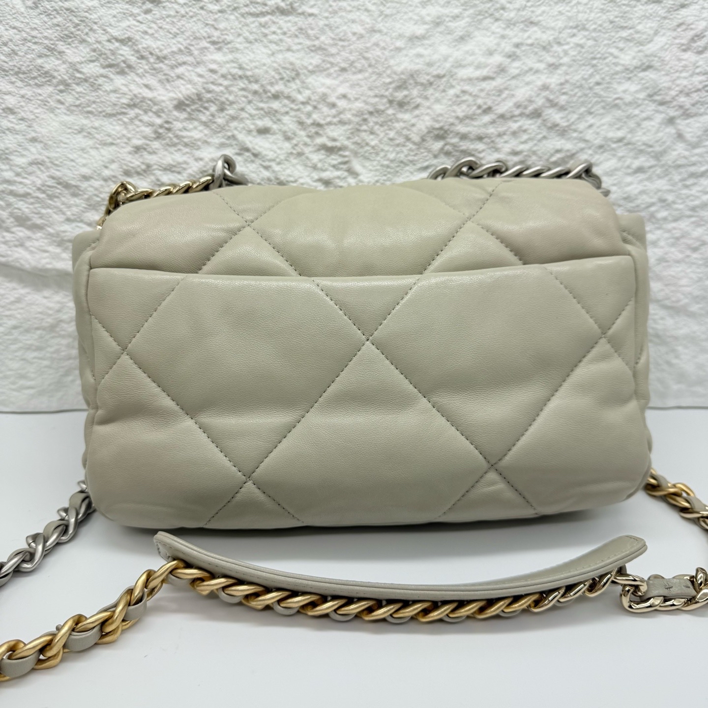 Pre-Owned CHANEL 19 / Product Code: 081421