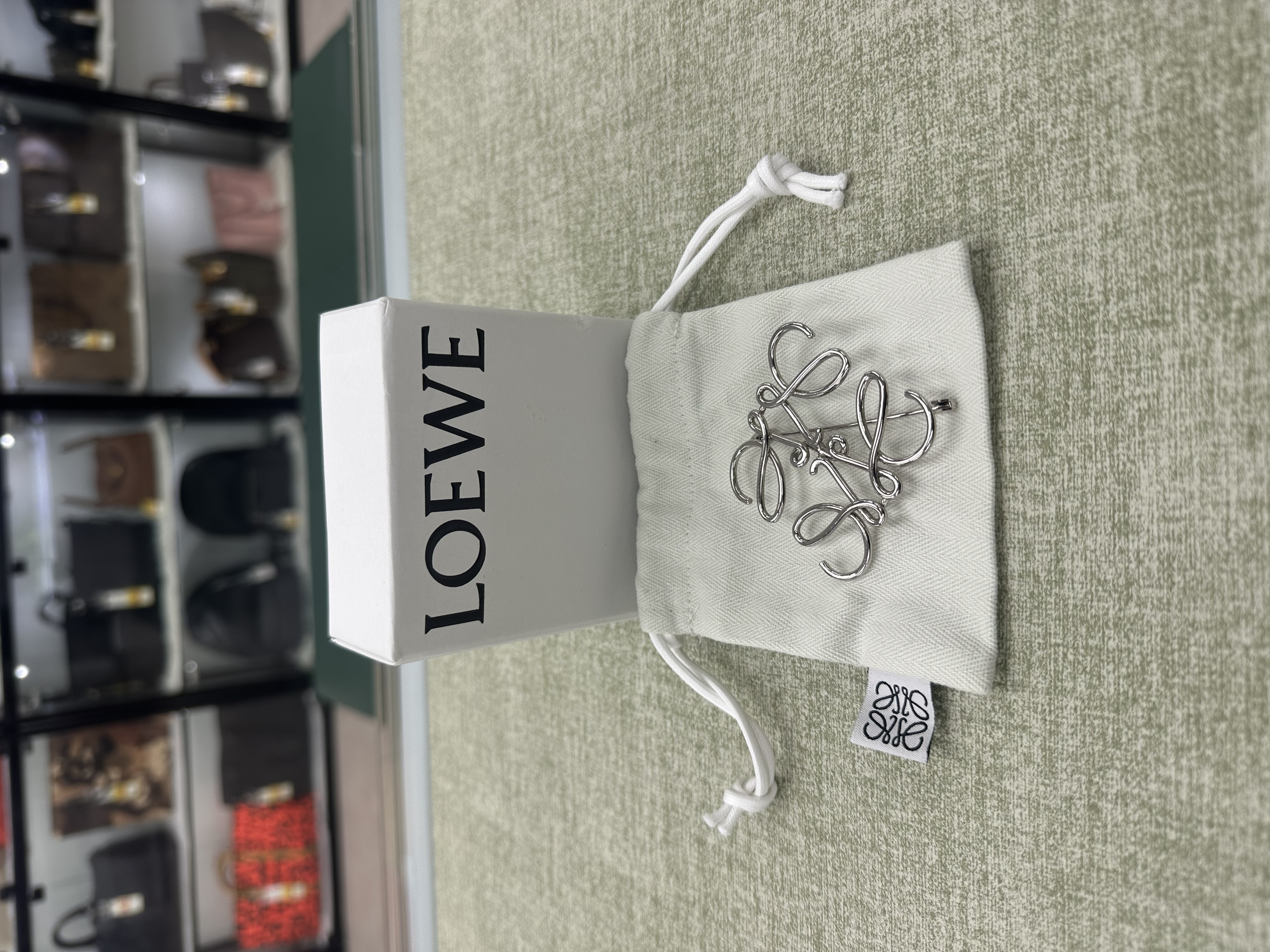 LOEWE 🤍PRE OWNED Anagram brooch 胸口針 全套有單