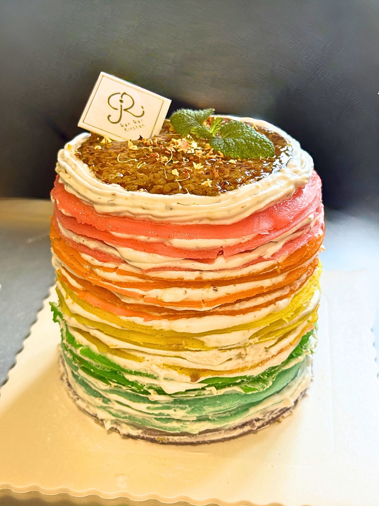 彩虹千層蛋糕：色彩繽紛的味蕾盛宴