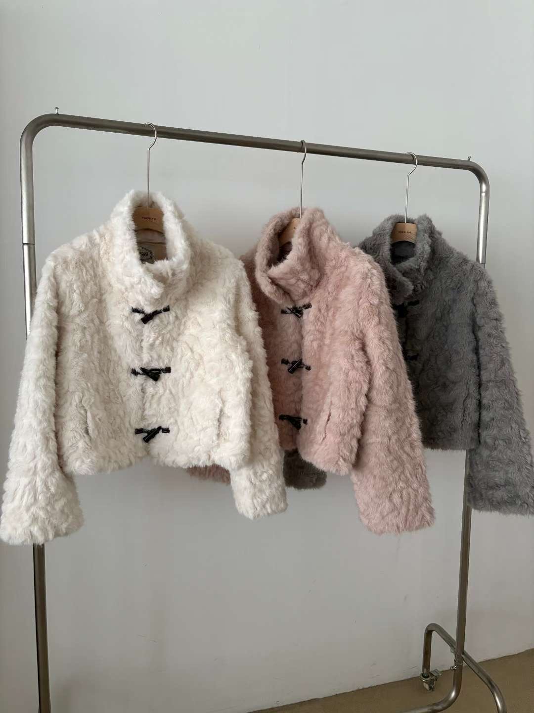 【 🐑 店主自留!🤍超加分的大反領！雪球羊角鈕扣毛毛短版外套💭 】 Jumping into Snow Outer(一色入)