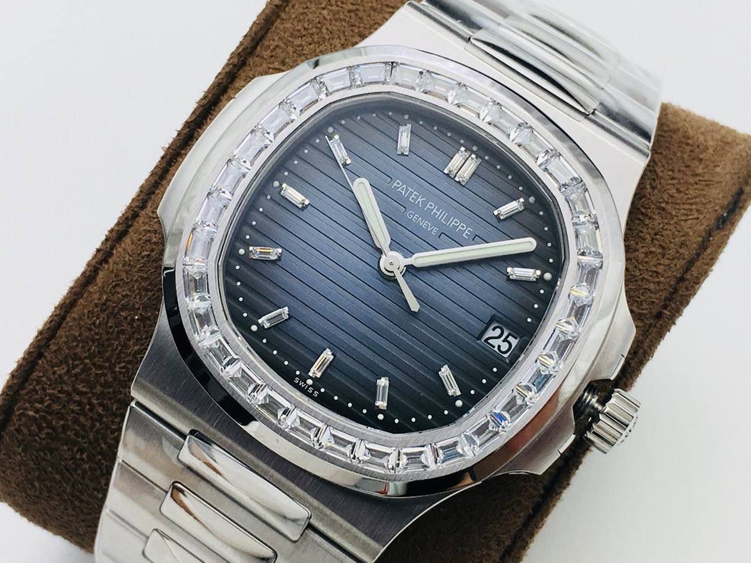 百达 翡丽 璀璨方钻亮相了[色]第一款真正意义上的超级鹦鹉螺，震撼来袭！ 1⃣️全新修正的不锈钢表带，铰链部分根据真正的百达 翡丽鹦鹉螺不锈钢表带拆解开发，和正品一致的贴合效果，逆袭之前所有副本！ 2⃣️铰链开合角度和正品一致，锁毕声音和正品相同！ 3⃣️重点指出此次V4版的面盘在采用与真品一致的覆荧光涂层金质立体时标，特别突出的“蓝魅”面无限接近原版！ 4⃣️机芯方面是全新订制的修正版的一体芯Cal.324机芯，是目前唯一做到机芯的钢印与正品一样的雕刻工艺。