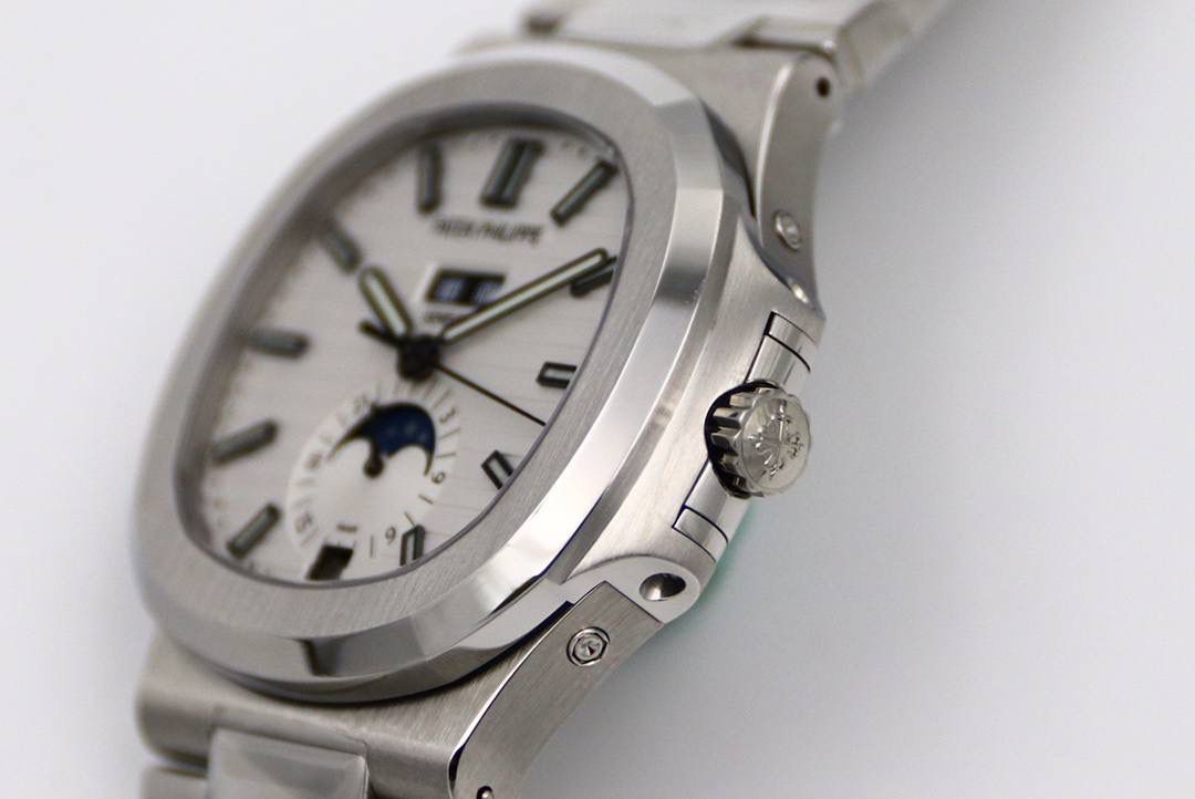 🔥新一代V3百 达 翡 丽🔥Nautilus年历腕表5726系列顶级版本 1⃣️全新一代V3表盘渐变深蓝色更加接近原装，正面可看出中间向四周扩散为蓝色渐变黑色，六点钟位置二十四小时盘同步原装CD纹，（现市面变盘均为蓝色未渐变且没有CD纹的错误版本）最新解毒版本 2⃣️新一代V3表壳，市面因壳身还原本就是一道道考验，各个环节工艺繁杂，现市面版本侧边三字位和九字位的搭配，还有四个功能按钮，基本摸起来都是高低不行且刮手的现象，GR全新一代V3表壳，经过几个月的研究和探讨，真正的意义上的做到了圆润的效果，侧边三字位和九字位搭配不管从什么角度，摸起来均不刮手不高低，同时四个功能按键位置也做出了调整，正品按键是为居中，市面普遍都是偏上且刮手，V3版本真正做到了一比一还原，不刮手且同正品一致居中。完爆市面所有版本 3⃣️V3表链依旧独霸市面，独家巨资开发表链，做到了柔软与贴手并存，每一节钢链中间都为正品一致工艺3D钻石菱形且立体感十足，不管多大多小的手腕均可佩戴，佩戴也极其舒适贴手，侧面与底部的打磨都与壳身一样的细腻。V3全新定义百达翡丽Nautilus终极版本（现市面均为廉价表带，没有正品的钻石菱形，也没有柔软与贴手，佩戴质感偏硬不舒适。还会有Nautilus的味道吗？）