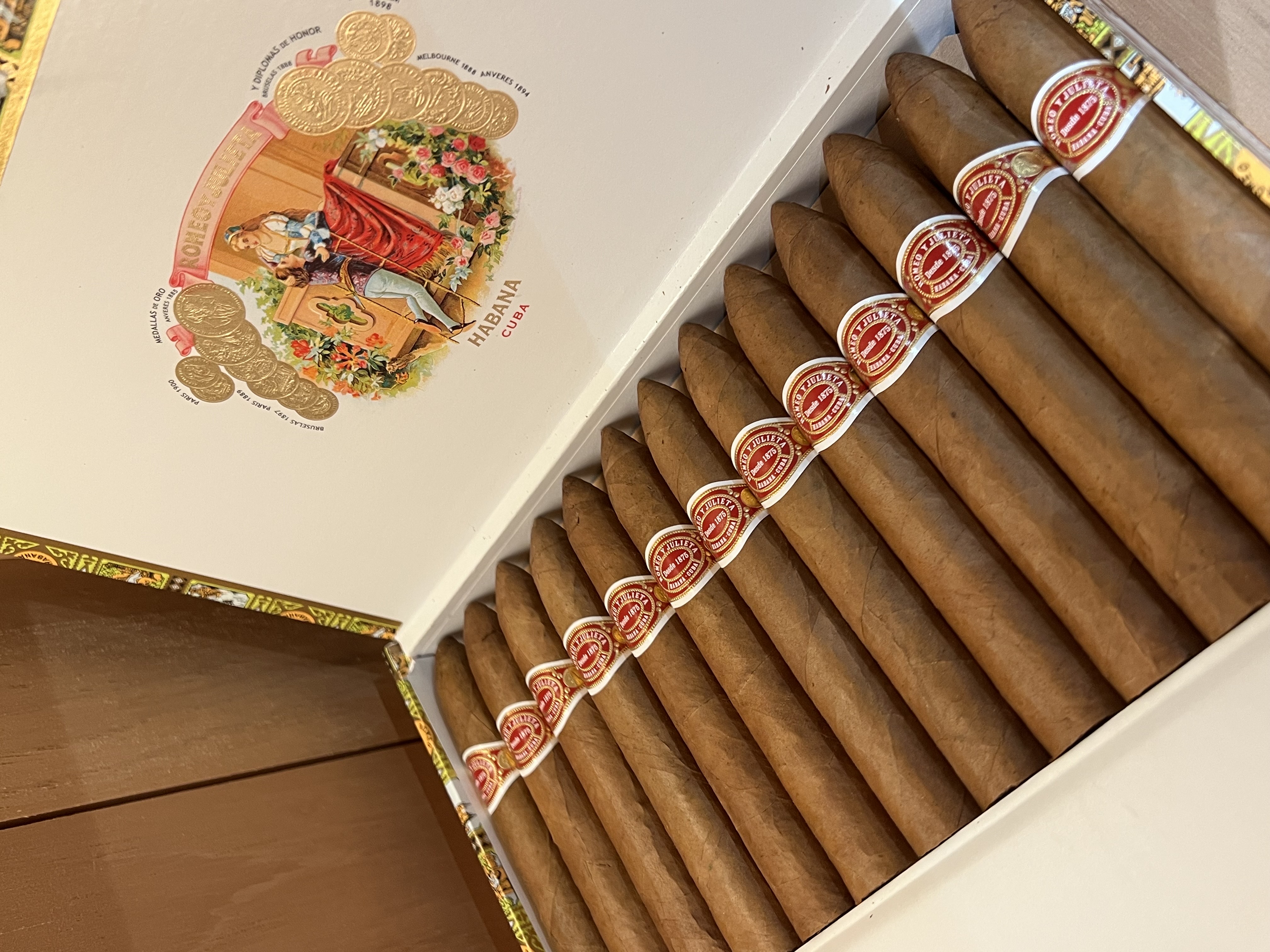 ROMEO Y JULIETA羅密歐比利高魚雷（25支）