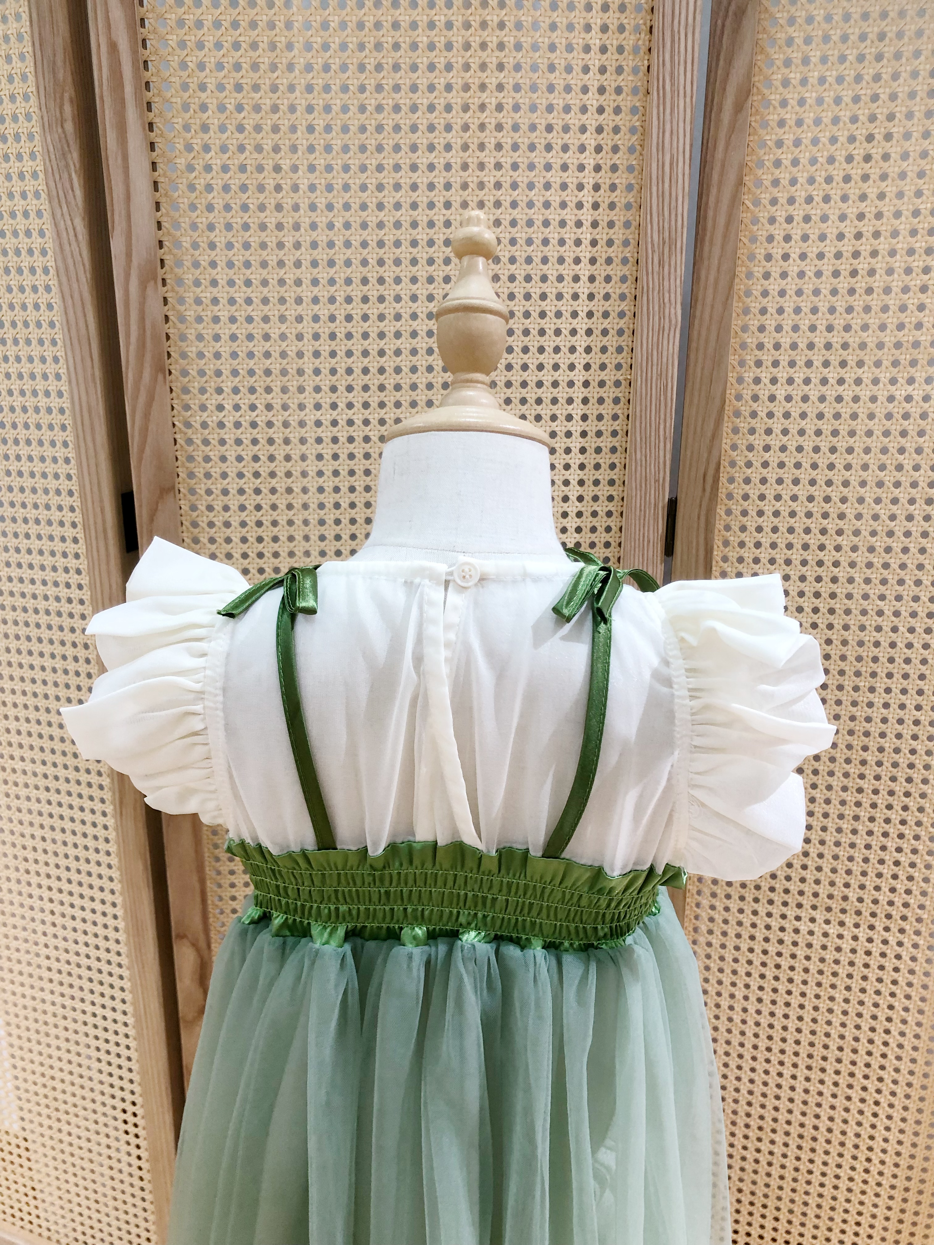 Elegant Green Girl's Dress with Floral Embroidery and Ruffle Sleeves
