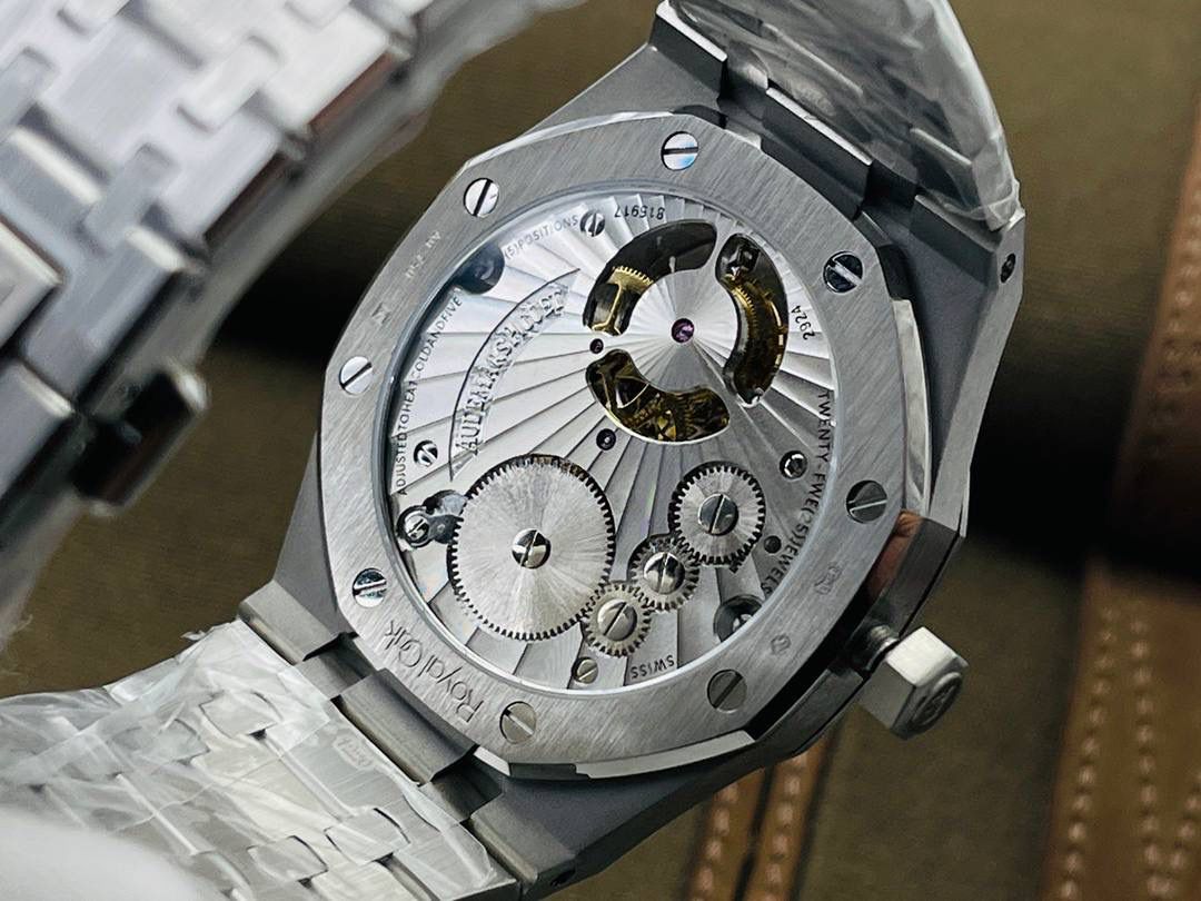 爱彼A P皇家橡树陀飞轮精品腕表 升级细节🔥 1⃣️独家订制Cal.2924机芯，动力储存68小时！ 2⃣️腕表依旧保留的八角形表圈、标志性的六角形螺丝以及经典表带！ 3⃣️皇家橡树系列超薄陀飞轮腕表在经典的“Tapsisserie”格纹上进行再度创新，形成了新的格纹“Tapisserie Evolutive”！熟悉又陌生的表盘格纹装饰带来全新观感，成为这款腕表的点睛之笔。 4⃣️表壳直径为41毫米，厚度为11.2毫米！