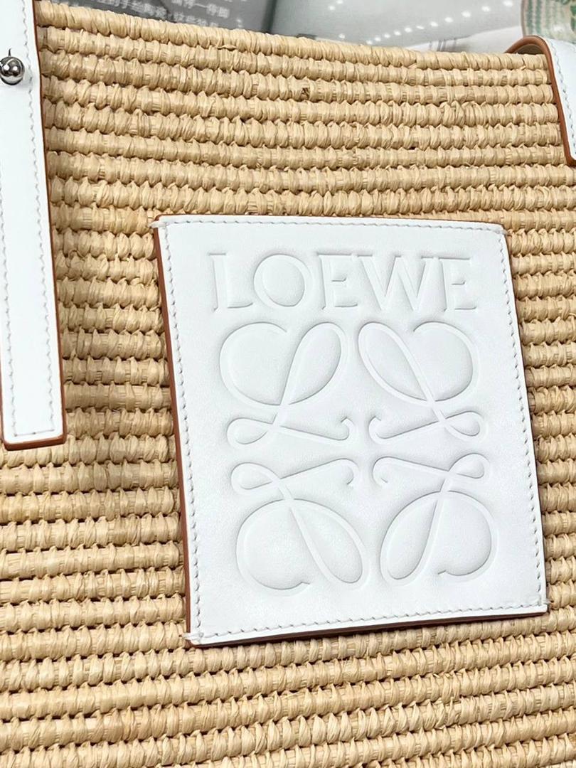 𝑷𝒂𝒖𝒍𝒂'𝒔 𝑰𝒃𝒊𝒛𝒂 菜篮子 🧺到货!! 面料：进口棕榈纤维/牛皮 编码：182006 颜色：原木/白色 尺寸：28*20*10cm （下单须知：‼️由于天然纤维材料特别，带毛刺，日照时间长短不同，颜色会略有变化，纯手工制作，每个包的尺寸也会所不同‼️） 这款菜篮子做工比之前愈加细腻，背上不会显得笨拙,反而衬得小巧精致、时尚清新,草编与小牛皮的搭配,更显随性自然。 🏷️小Tips：防尘袋可放内里做内胆收纳包使用哦